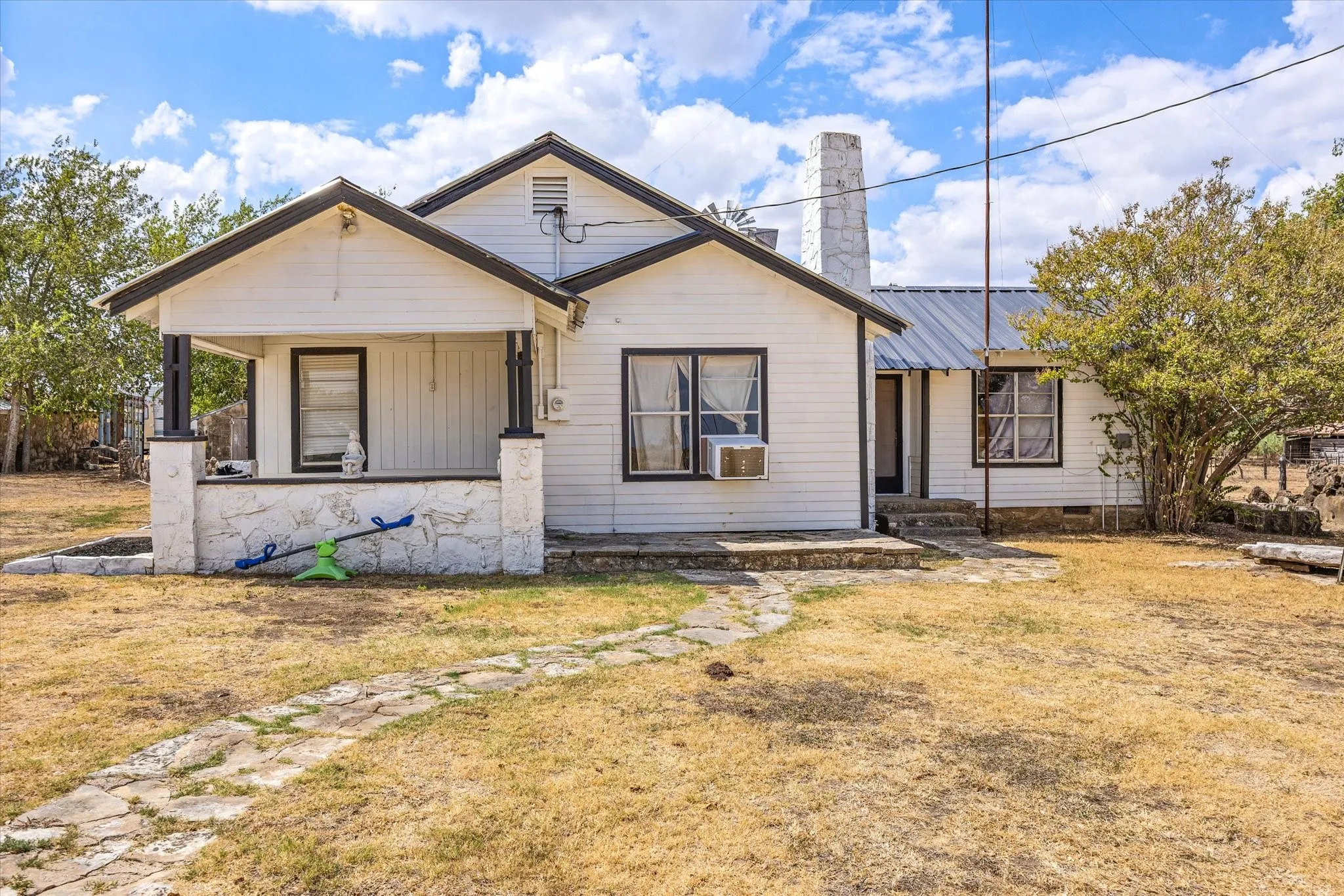 Single Family Residence For Sale in Hamilton County , 234 County Road 127, Carlton, Texas 76436, 3 Bedroom, 2 Bathroom, 1 Garage spaces, 1,468 Sqft, built in 1900, mls#21391532, Real Estate Agent in Carlton, Homes For Sale in Hamilton county, Homes For Sale in Carlton, Realtor in Carlton Texas, Real Estate Brokerage Independent Realty Texas, Luminita Cordes Realtor
