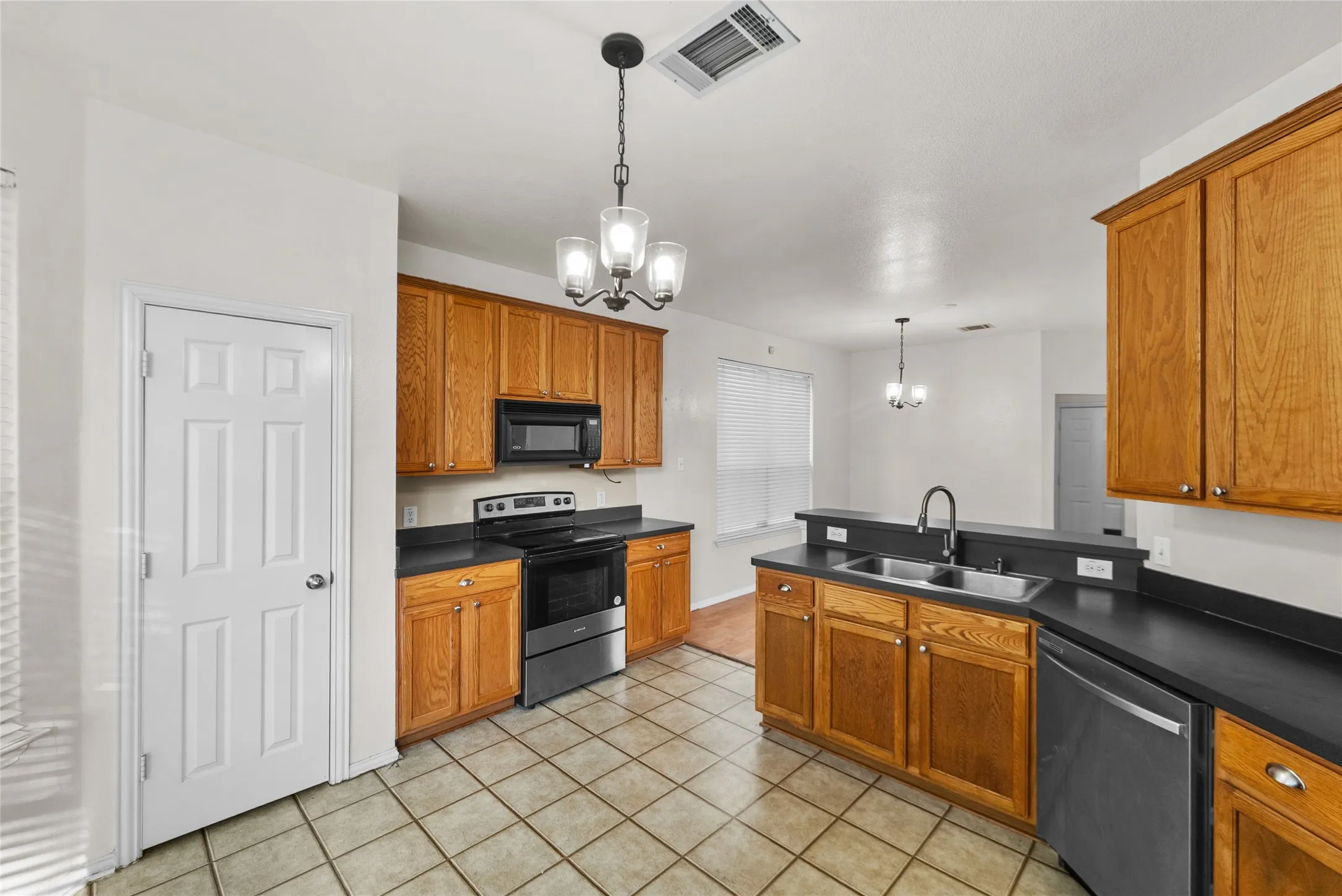 Single Family Residence For Sale in Denton County , 10329 Nantucket Drive, Providence Village, Texas 76227, 3 Bedroom, 3 Bathroom, 2 Garage spaces, 1,937 Sqft, built in 2003, mls#21391537, Real Estate Agent in Providence Village, Homes For Sale in Denton county, Homes For Sale in Providence Village, Realtor in Providence Village Texas, Real Estate Brokerage Independent Realty Texas, Luminita Cordes Realtor