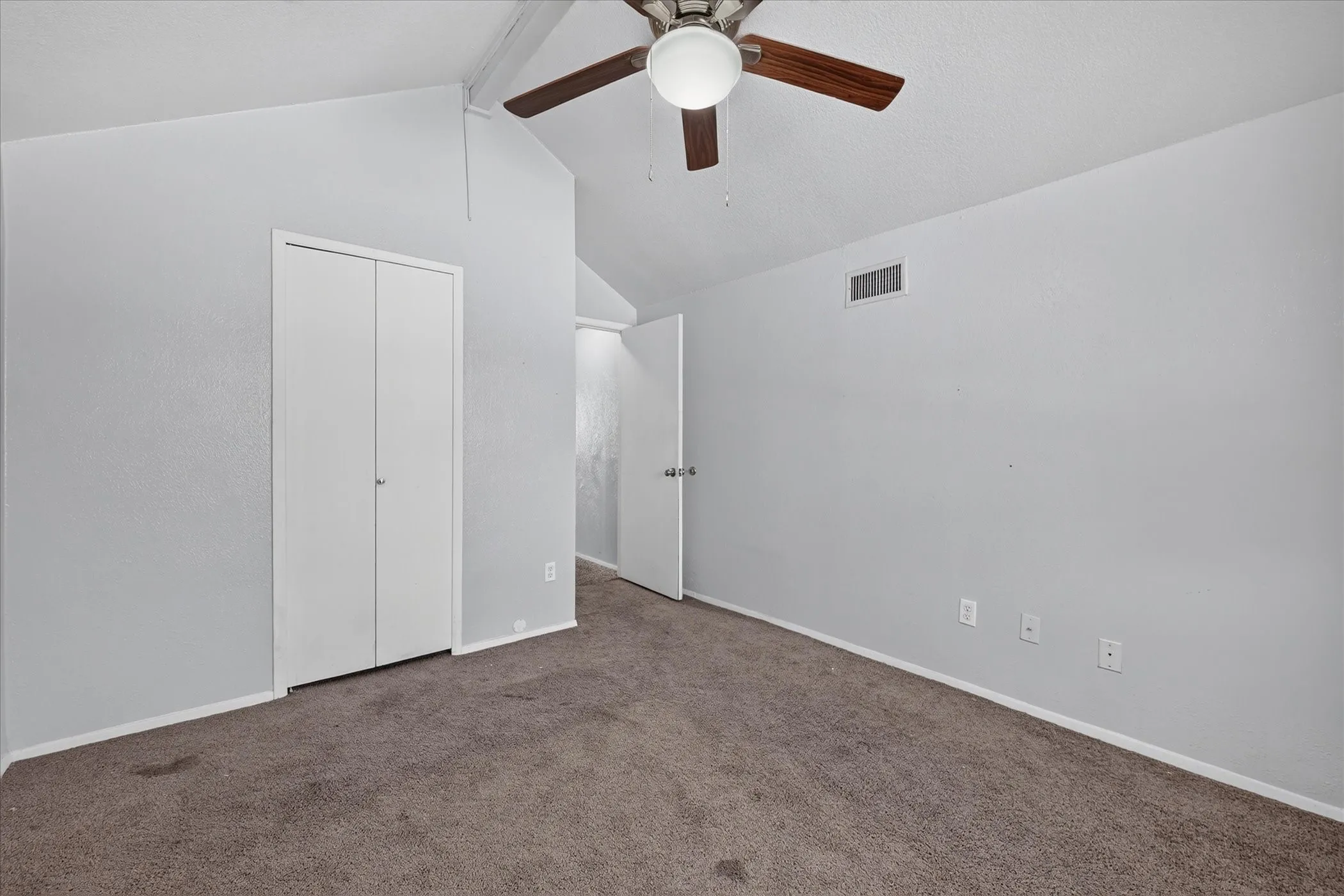 Angled ceiling with a central ceiling fan