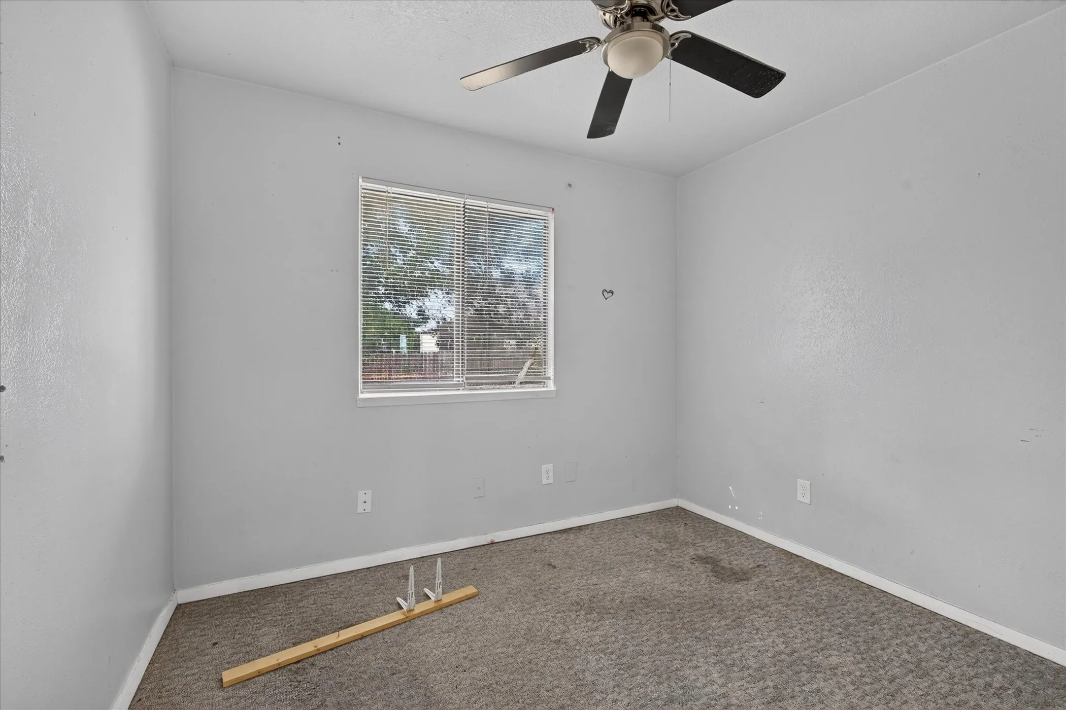 Window with horizontal blinds, ceiling fan with light fixture