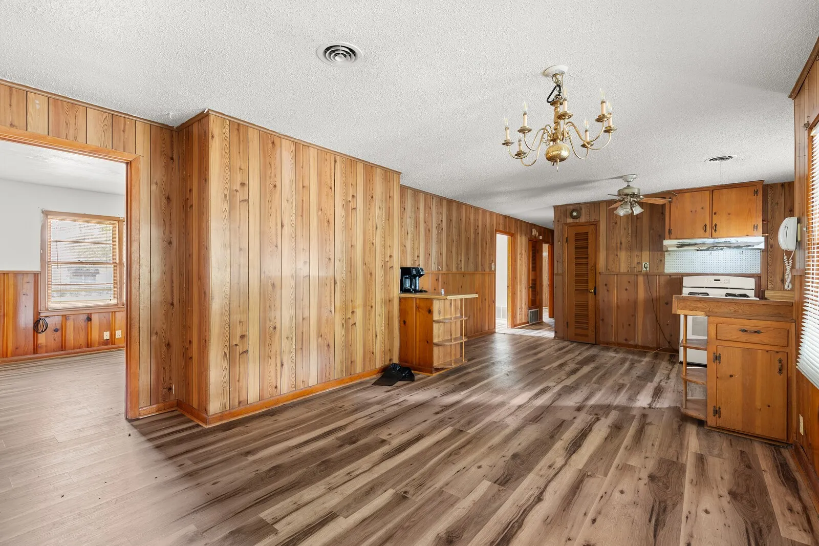 Single Family Residence For Sale in Mc Lennan County , 3300 Wynmore Drive, Waco, Texas 76706, 3 Bedroom, 2 Bathroom, Garage spaces, 1,678 Sqft, built in 1956, mls#21391540, Real Estate Agent in Waco, Homes For Sale in Mc Lennan county, Homes For Sale in Waco, Realtor in Waco Texas, Real Estate Brokerage Independent Realty Texas, Luminita Cordes Realtor