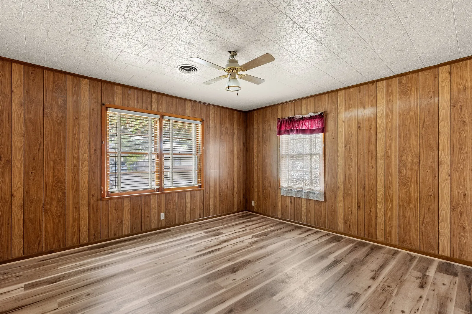 Single Family Residence For Sale in Mc Lennan County , 3300 Wynmore Drive, Waco, Texas 76706, 3 Bedroom, 2 Bathroom, Garage spaces, 1,678 Sqft, built in 1956, mls#21391540, Real Estate Agent in Waco, Homes For Sale in Mc Lennan county, Homes For Sale in Waco, Realtor in Waco Texas, Real Estate Brokerage Independent Realty Texas, Luminita Cordes Realtor