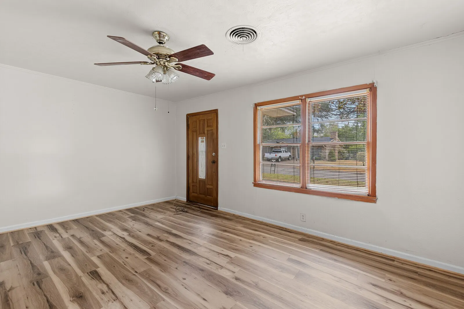 Single Family Residence For Sale in Mc Lennan County , 3300 Wynmore Drive, Waco, Texas 76706, 3 Bedroom, 2 Bathroom, Garage spaces, 1,678 Sqft, built in 1956, mls#21391540, Real Estate Agent in Waco, Homes For Sale in Mc Lennan county, Homes For Sale in Waco, Realtor in Waco Texas, Real Estate Brokerage Independent Realty Texas, Luminita Cordes Realtor