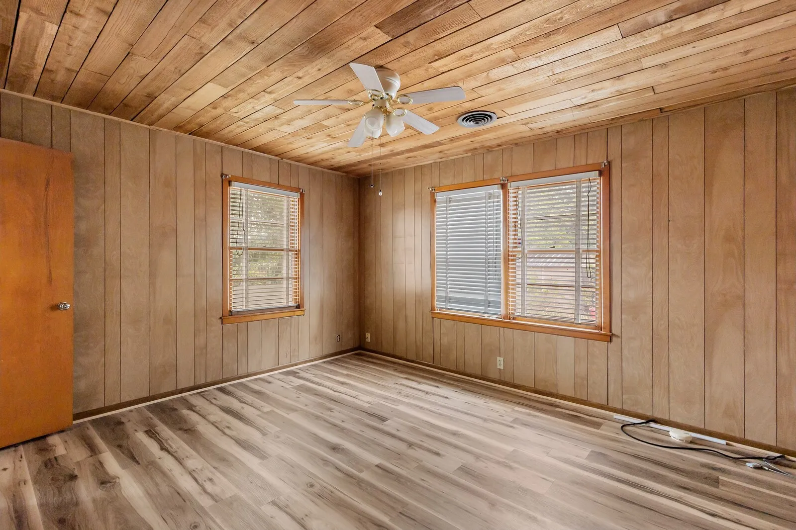 Single Family Residence For Sale in Mc Lennan County , 3300 Wynmore Drive, Waco, Texas 76706, 3 Bedroom, 2 Bathroom, Garage spaces, 1,678 Sqft, built in 1956, mls#21391540, Real Estate Agent in Waco, Homes For Sale in Mc Lennan county, Homes For Sale in Waco, Realtor in Waco Texas, Real Estate Brokerage Independent Realty Texas, Luminita Cordes Realtor