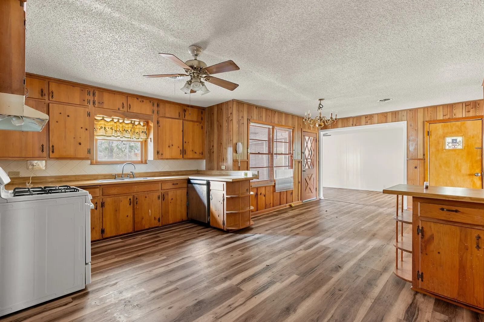 Single Family Residence For Sale in Mc Lennan County , 3300 Wynmore Drive, Waco, Texas 76706, 3 Bedroom, 2 Bathroom, Garage spaces, 1,678 Sqft, built in 1956, mls#21391540, Real Estate Agent in Waco, Homes For Sale in Mc Lennan county, Homes For Sale in Waco, Realtor in Waco Texas, Real Estate Brokerage Independent Realty Texas, Luminita Cordes Realtor