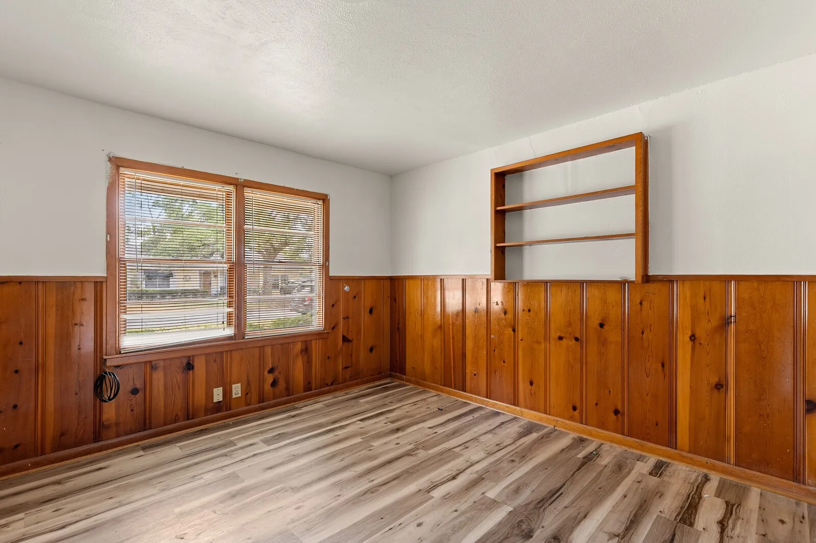 Single Family Residence For Sale in Mc Lennan County , 3300 Wynmore Drive, Waco, Texas 76706, 3 Bedroom, 2 Bathroom, Garage spaces, 1,678 Sqft, built in 1956, mls#21391540, Real Estate Agent in Waco, Homes For Sale in Mc Lennan county, Homes For Sale in Waco, Realtor in Waco Texas, Real Estate Brokerage Independent Realty Texas, Luminita Cordes Realtor