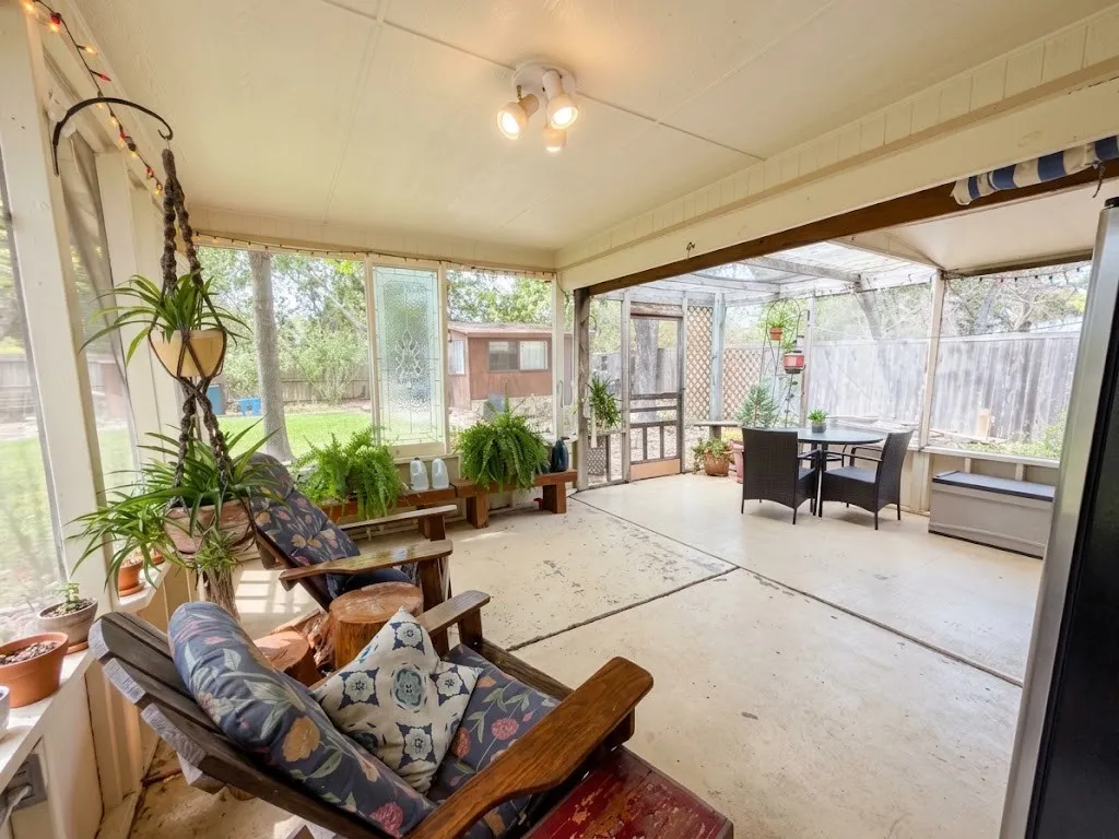 Screened in porch