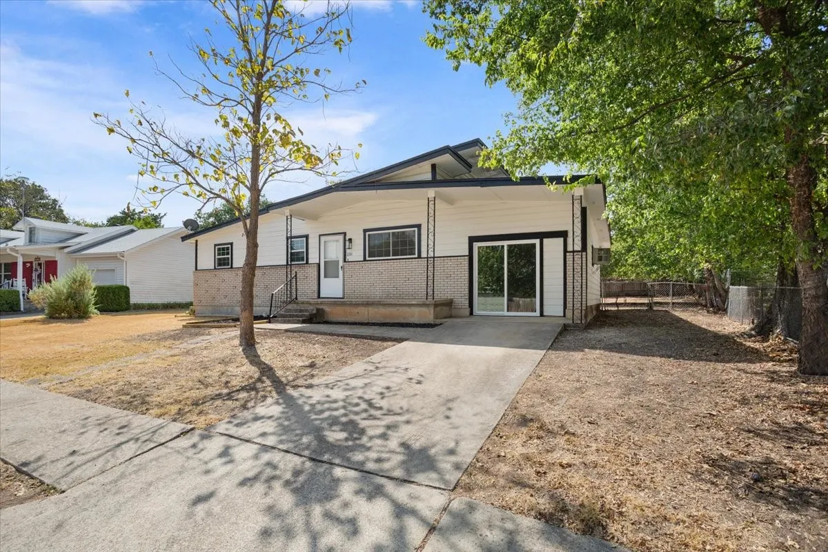 Single Family Residence For Sale in Coryell County , 2311 Terrace Drive, Copperas Cove, Texas 76522, 3 Bedroom, 2 Bathroom, Garage spaces, 1,269 Sqft, built in 1963, mls#21391535, Real Estate Agent in Copperas Cove, Homes For Sale in Coryell county, Homes For Sale in Copperas Cove, Realtor in Copperas Cove Texas, Real Estate Brokerage Independent Realty Texas, Luminita Cordes Realtor