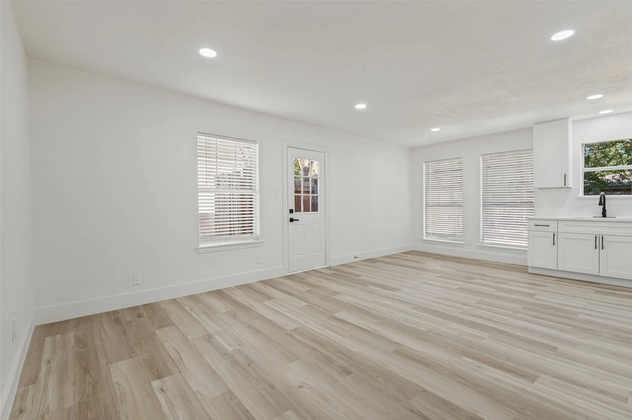 Single Family Residence For Sale in Dallas County , 2212 Piedmont Street, Irving, Texas 75061, 3 Bedroom, 3 Bathroom, 1 Garage spaces, 1,556 Sqft, built in 1957, mls#21391544, Real Estate Agent in Irving, Homes For Sale in Dallas county, Homes For Sale in Irving, Realtor in Irving Texas, Real Estate Brokerage Independent Realty Texas, Luminita Cordes Realtor