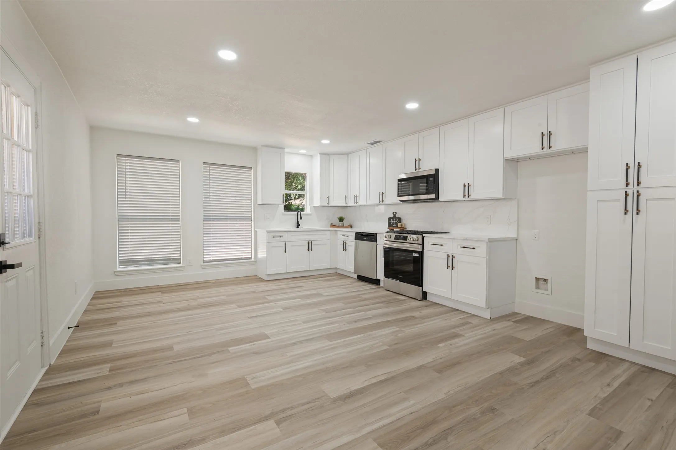 Single Family Residence For Sale in Dallas County , 2212 Piedmont Street, Irving, Texas 75061, 3 Bedroom, 3 Bathroom, 1 Garage spaces, 1,556 Sqft, built in 1957, mls#21391544, Real Estate Agent in Irving, Homes For Sale in Dallas county, Homes For Sale in Irving, Realtor in Irving Texas, Real Estate Brokerage Independent Realty Texas, Luminita Cordes Realtor