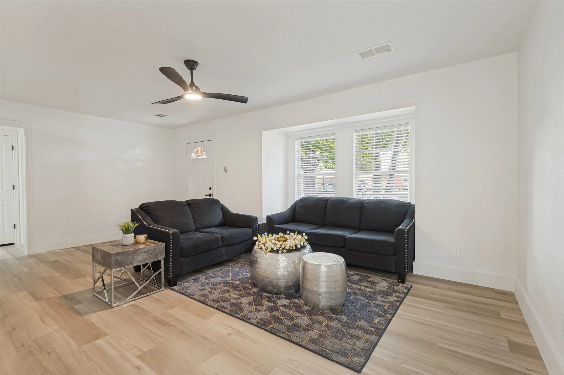 Single Family Residence For Sale in Dallas County , 2212 Piedmont Street, Irving, Texas 75061, 3 Bedroom, 3 Bathroom, 1 Garage spaces, 1,556 Sqft, built in 1957, mls#21391544, Real Estate Agent in Irving, Homes For Sale in Dallas county, Homes For Sale in Irving, Realtor in Irving Texas, Real Estate Brokerage Independent Realty Texas, Luminita Cordes Realtor