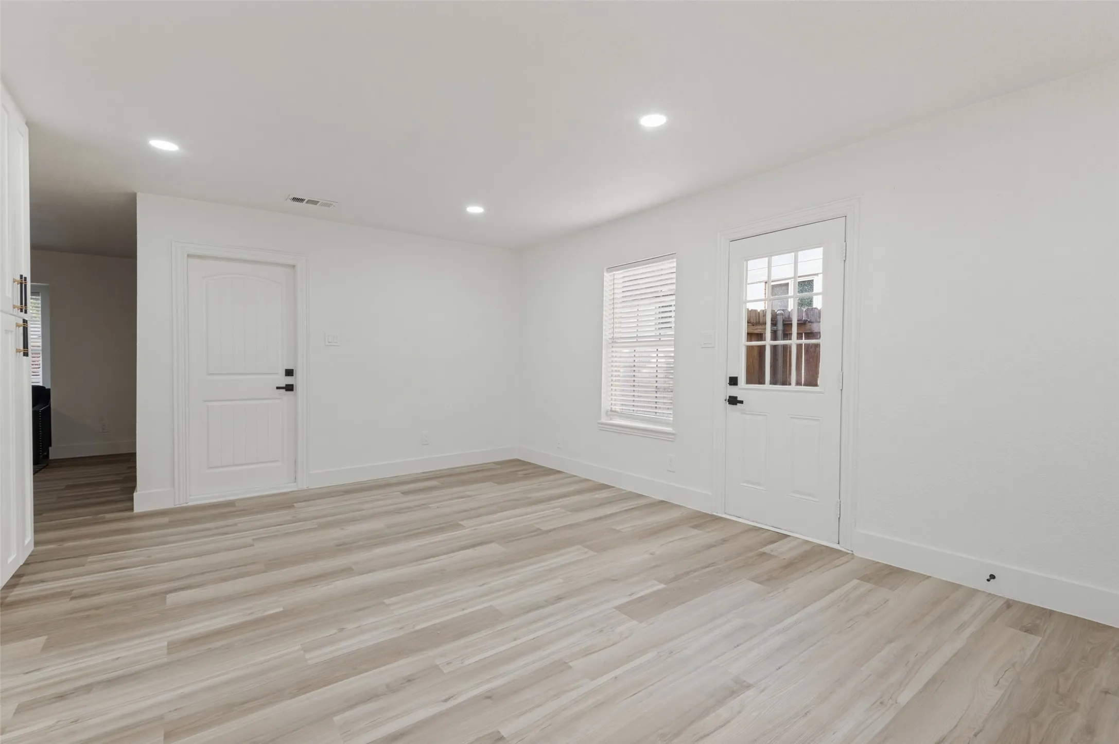 Single Family Residence For Sale in Dallas County , 2212 Piedmont Street, Irving, Texas 75061, 3 Bedroom, 3 Bathroom, 1 Garage spaces, 1,556 Sqft, built in 1957, mls#21391544, Real Estate Agent in Irving, Homes For Sale in Dallas county, Homes For Sale in Irving, Realtor in Irving Texas, Real Estate Brokerage Independent Realty Texas, Luminita Cordes Realtor
