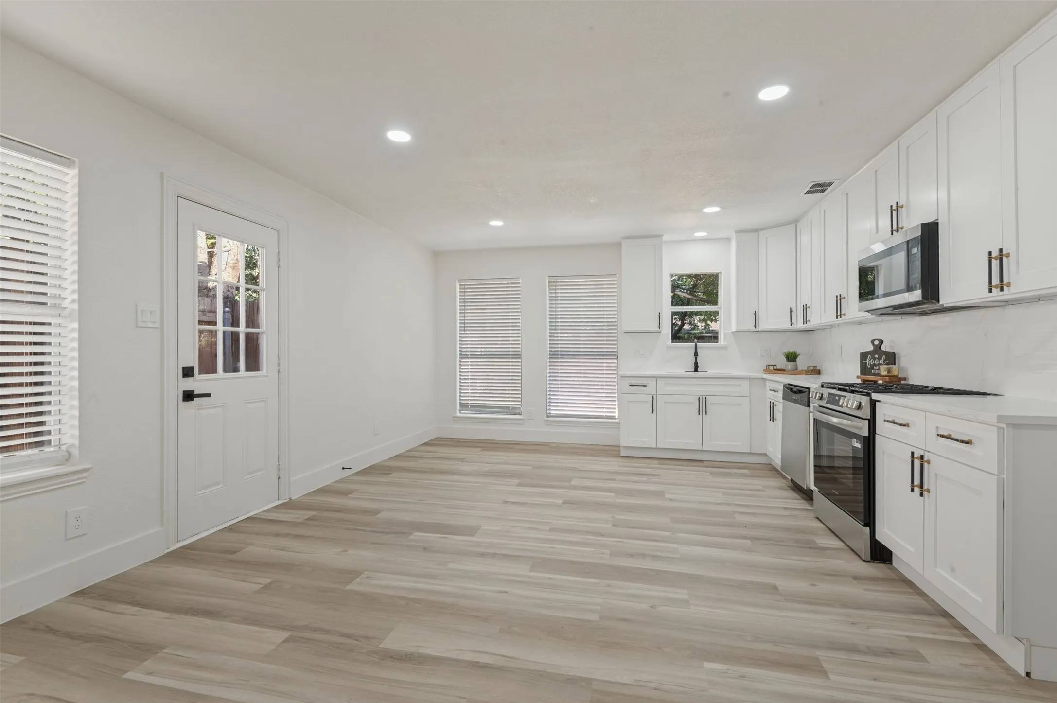 Single Family Residence For Sale in Dallas County , 2212 Piedmont Street, Irving, Texas 75061, 3 Bedroom, 3 Bathroom, 1 Garage spaces, 1,556 Sqft, built in 1957, mls#21391544, Real Estate Agent in Irving, Homes For Sale in Dallas county, Homes For Sale in Irving, Realtor in Irving Texas, Real Estate Brokerage Independent Realty Texas, Luminita Cordes Realtor