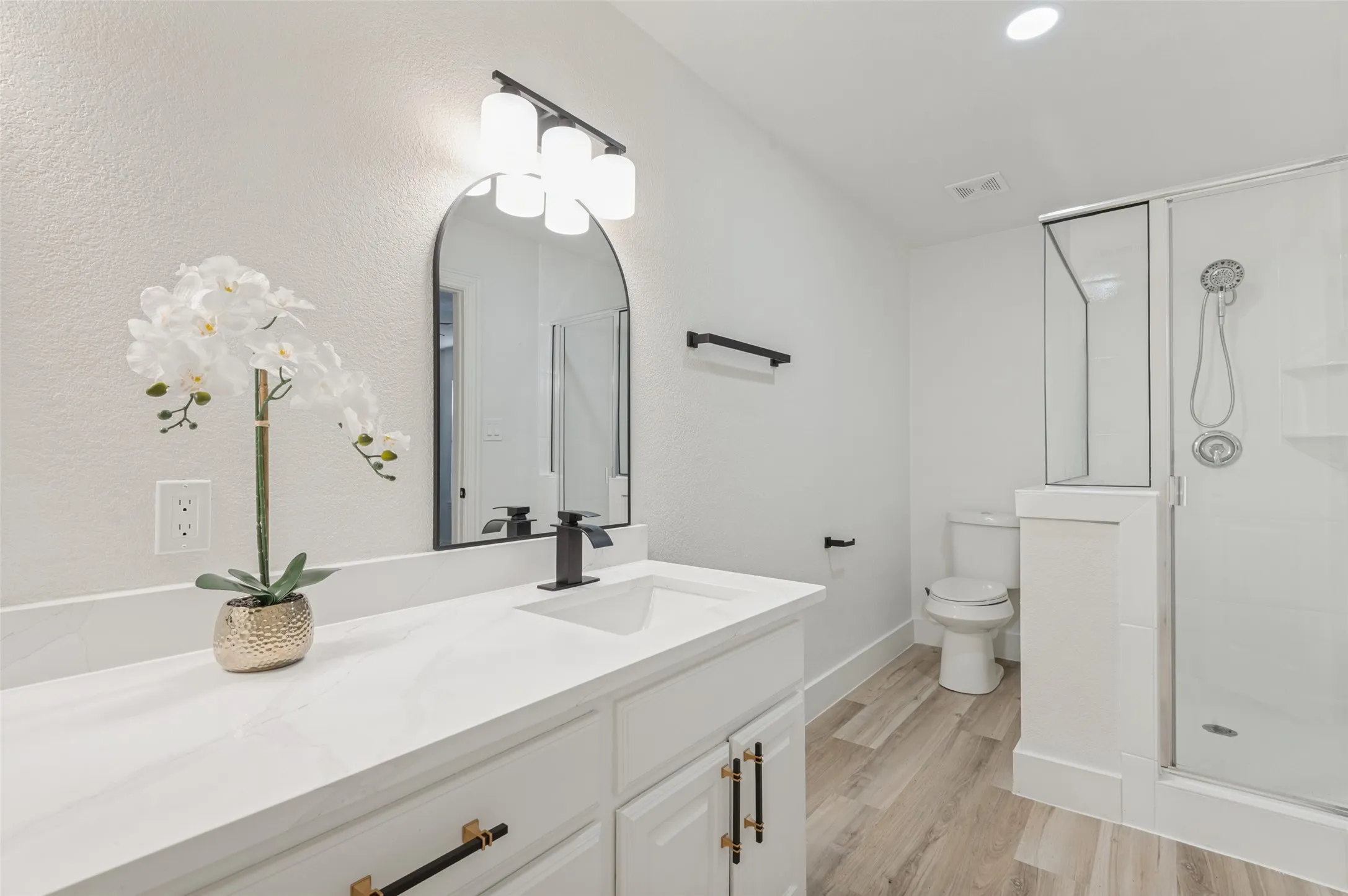 Single Family Residence For Sale in Dallas County , 2212 Piedmont Street, Irving, Texas 75061, 3 Bedroom, 3 Bathroom, 1 Garage spaces, 1,556 Sqft, built in 1957, mls#21391544, Real Estate Agent in Irving, Homes For Sale in Dallas county, Homes For Sale in Irving, Realtor in Irving Texas, Real Estate Brokerage Independent Realty Texas, Luminita Cordes Realtor
