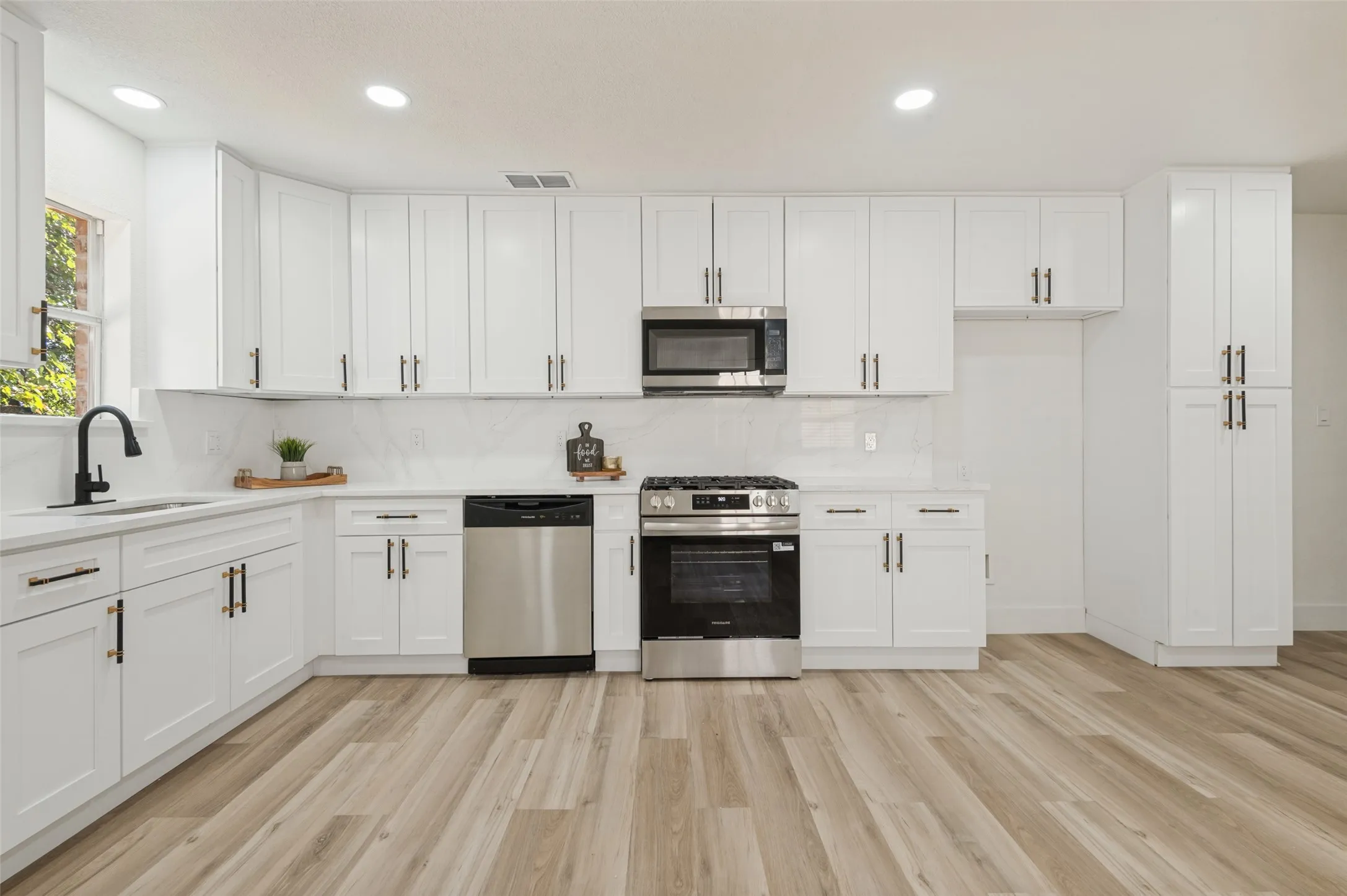 Single Family Residence For Sale in Dallas County , 2212 Piedmont Street, Irving, Texas 75061, 3 Bedroom, 3 Bathroom, 1 Garage spaces, 1,556 Sqft, built in 1957, mls#21391544, Real Estate Agent in Irving, Homes For Sale in Dallas county, Homes For Sale in Irving, Realtor in Irving Texas, Real Estate Brokerage Independent Realty Texas, Luminita Cordes Realtor