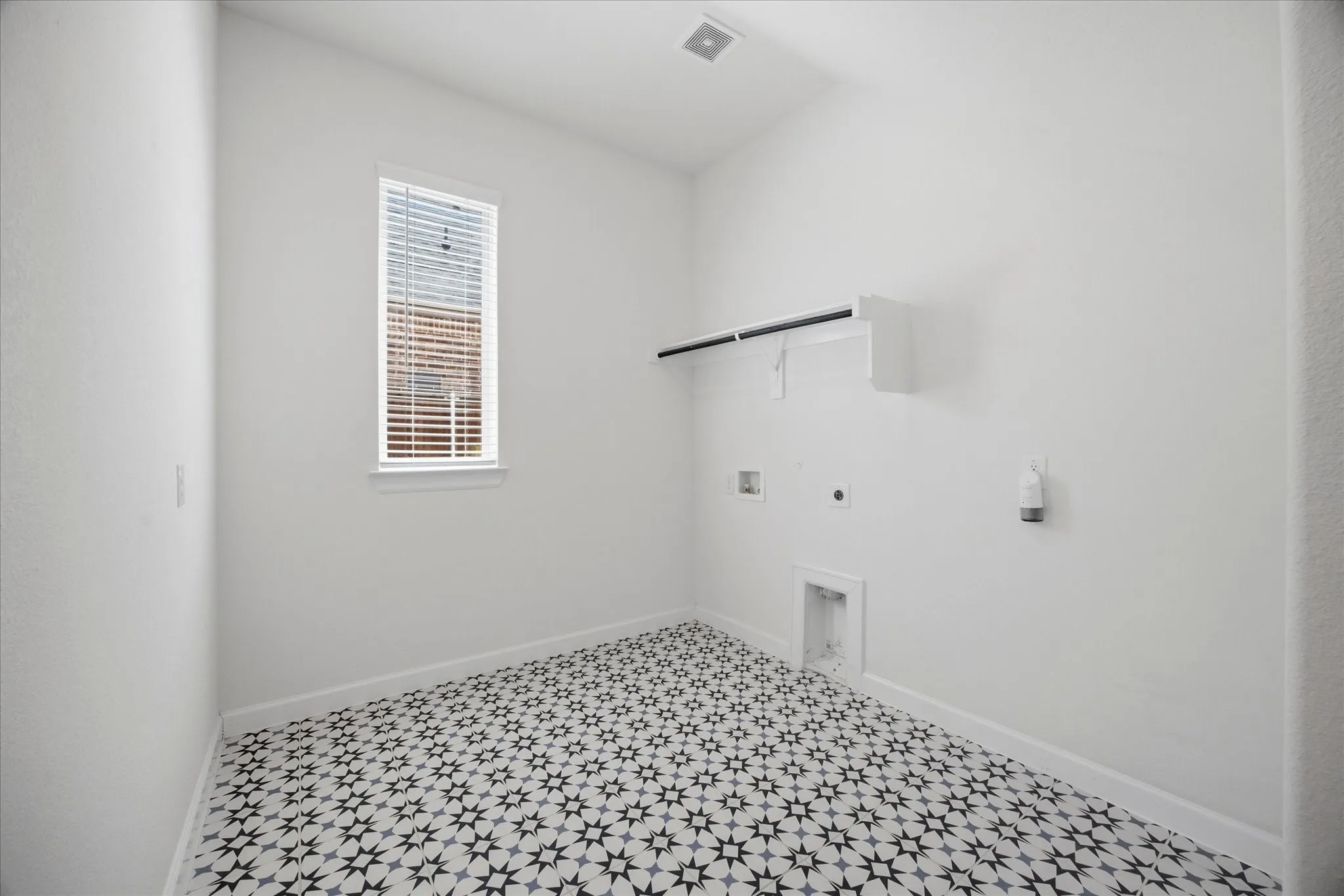 Single Family Residence For Rent in Rockwall County , 1815 Navarre Way, Mclendon Chisholm, Texas 75032, 4 Bedroom, 5 Bathroom, 2 Garage spaces, 2,859 Sqft, built in 2022, mls#21391546, Real Estate Agent in Mclendon Chisholm, Homes For Rent in Rockwall county, Homes For Rent in Mclendon Chisholm, Realtor in Mclendon Chisholm Texas, Real Estate Brokerage Independent Realty Texas, Luminita Cordes Realtor