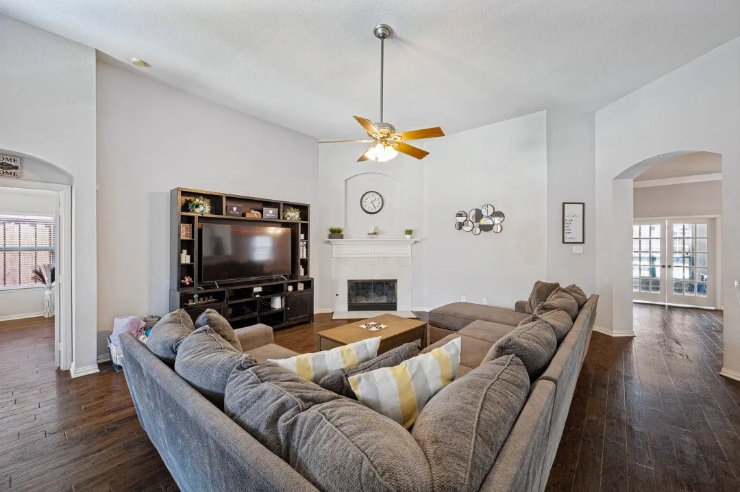 Single Family Residence For Sale in Collin County , 6408 Sapphire Drive, Mc Kinney, Texas 75070, 4 Bedroom, 3 Bathroom, 2 Garage spaces, 2,483 Sqft, built in 2004, mls#21391130, Real Estate Agent in Mc Kinney, Homes For Sale in Collin county, Homes For Sale in Mc Kinney, Realtor in Mc Kinney Texas, Real Estate Brokerage Independent Realty Texas, Luminita Cordes Realtor