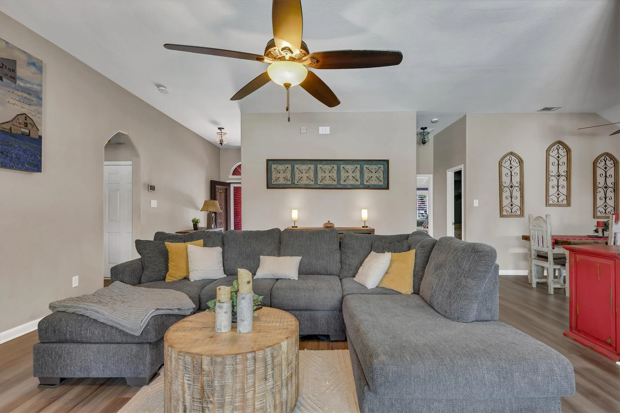 Vaulted ceiling with a ceiling fan, wood-finish flooring, and recessed lighting