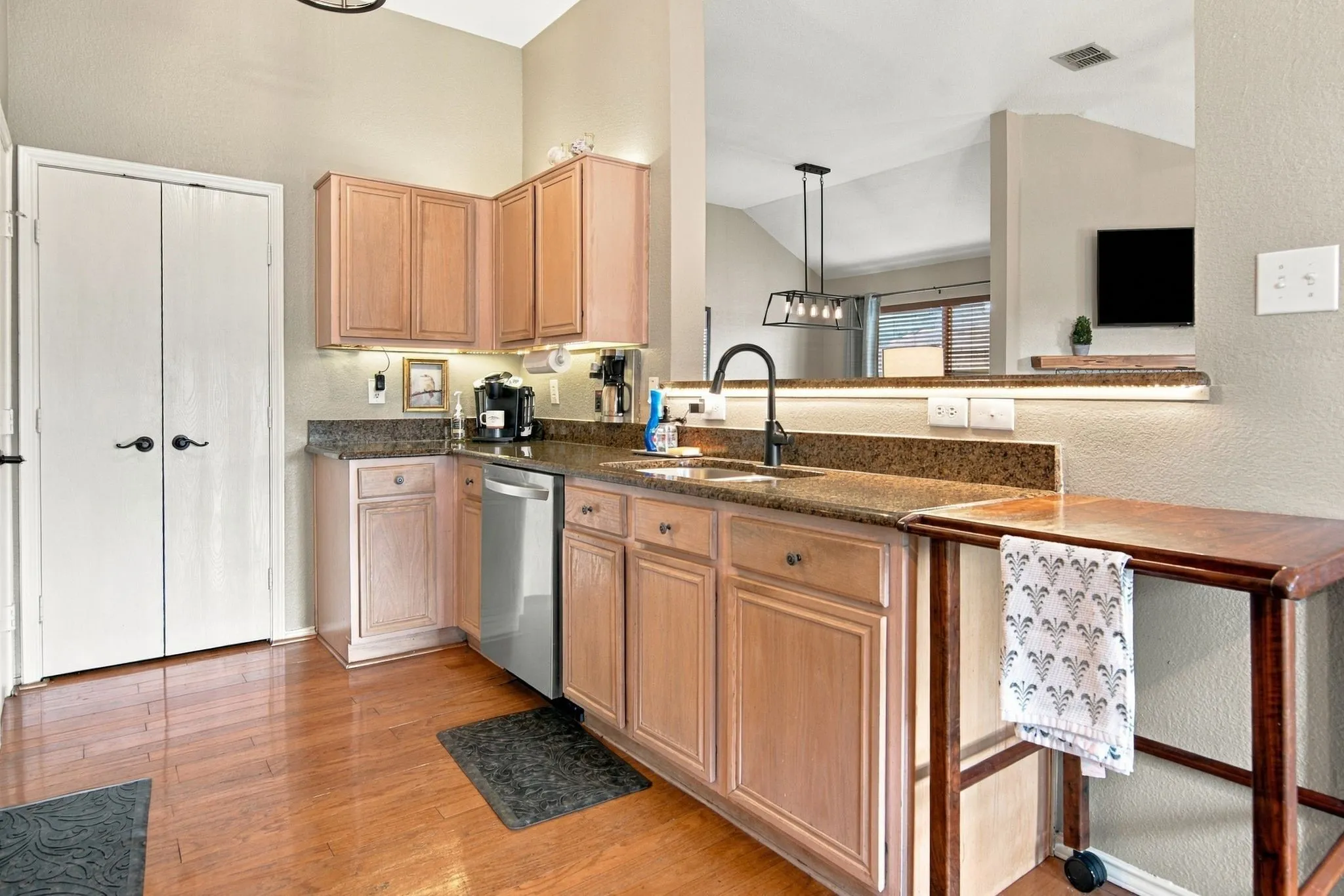 Single Family Residence For Sale in Johnson County , 849 Canyon Cove Drive, Burleson, Texas 76028, 4 Bedroom, 2 Bathroom, Garage spaces, 1,627 Sqft, built in 2001, mls#21391331, Real Estate Agent in Burleson, Homes For Sale in Johnson county, Homes For Sale in Burleson, Realtor in Burleson Texas, Real Estate Brokerage Independent Realty Texas, Luminita Cordes Realtor