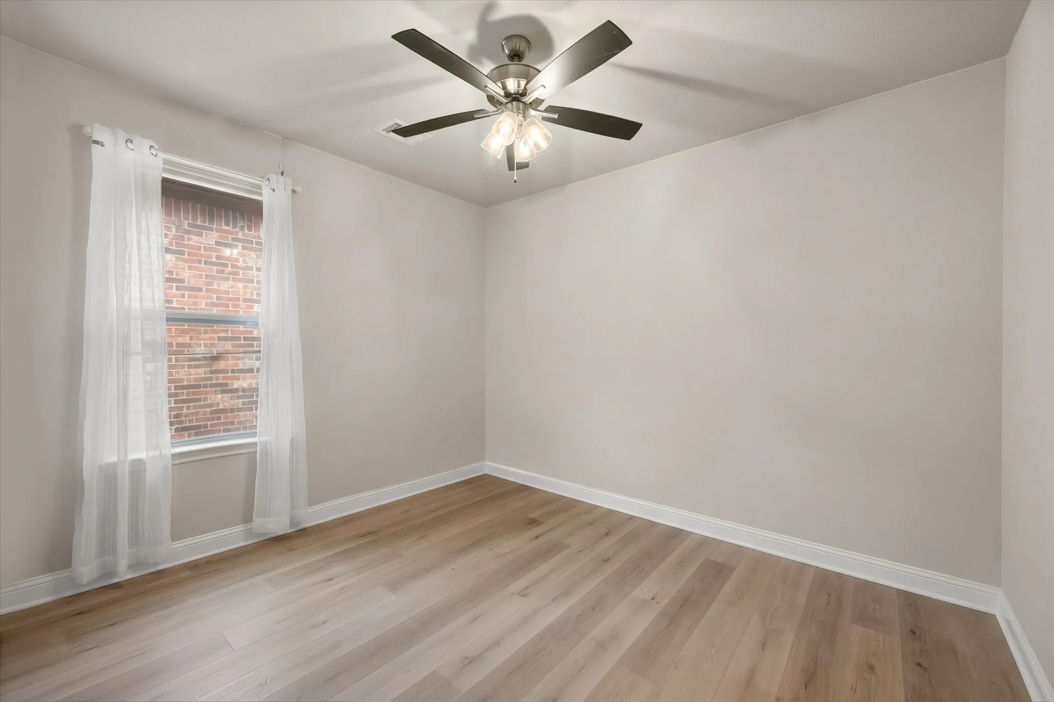 Single Family Residence For Sale in Ellis County , 1700 Prestwick Lane, Ennis, Texas 75119, 3 Bedroom, 2 Bathroom, 2 Garage spaces, 1,723 Sqft, built in 2022, mls#21391571, Real Estate Agent in Ennis, Homes For Sale in Ellis county, Homes For Sale in Ennis, Realtor in Ennis Texas, Real Estate Brokerage Independent Realty Texas, Luminita Cordes Realtor