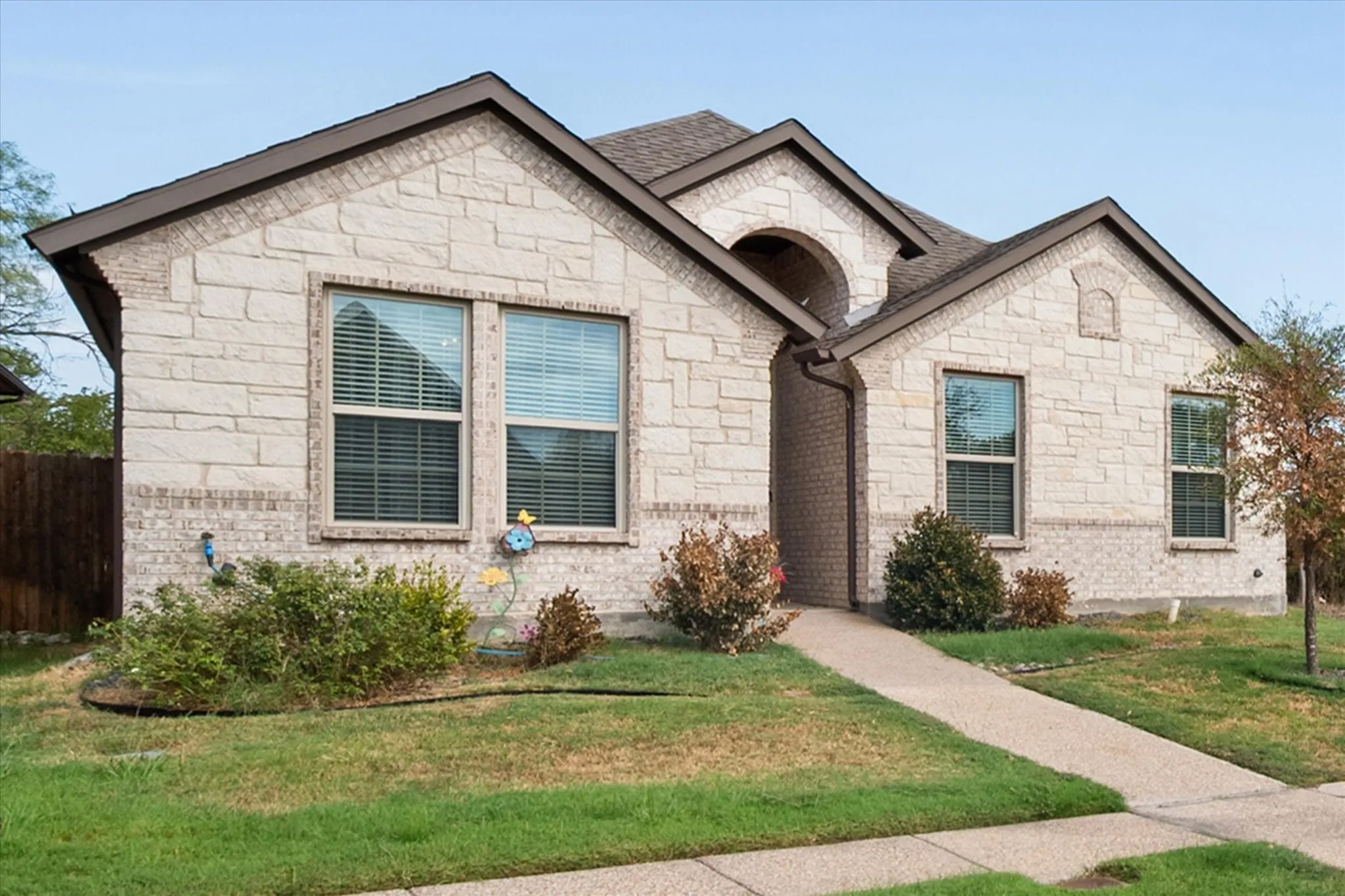 Single Family Residence For Sale in Ellis County , 1700 Prestwick Lane, Ennis, Texas 75119, 3 Bedroom, 2 Bathroom, 2 Garage spaces, 1,723 Sqft, built in 2022, mls#21391571, Real Estate Agent in Ennis, Homes For Sale in Ellis county, Homes For Sale in Ennis, Realtor in Ennis Texas, Real Estate Brokerage Independent Realty Texas, Luminita Cordes Realtor