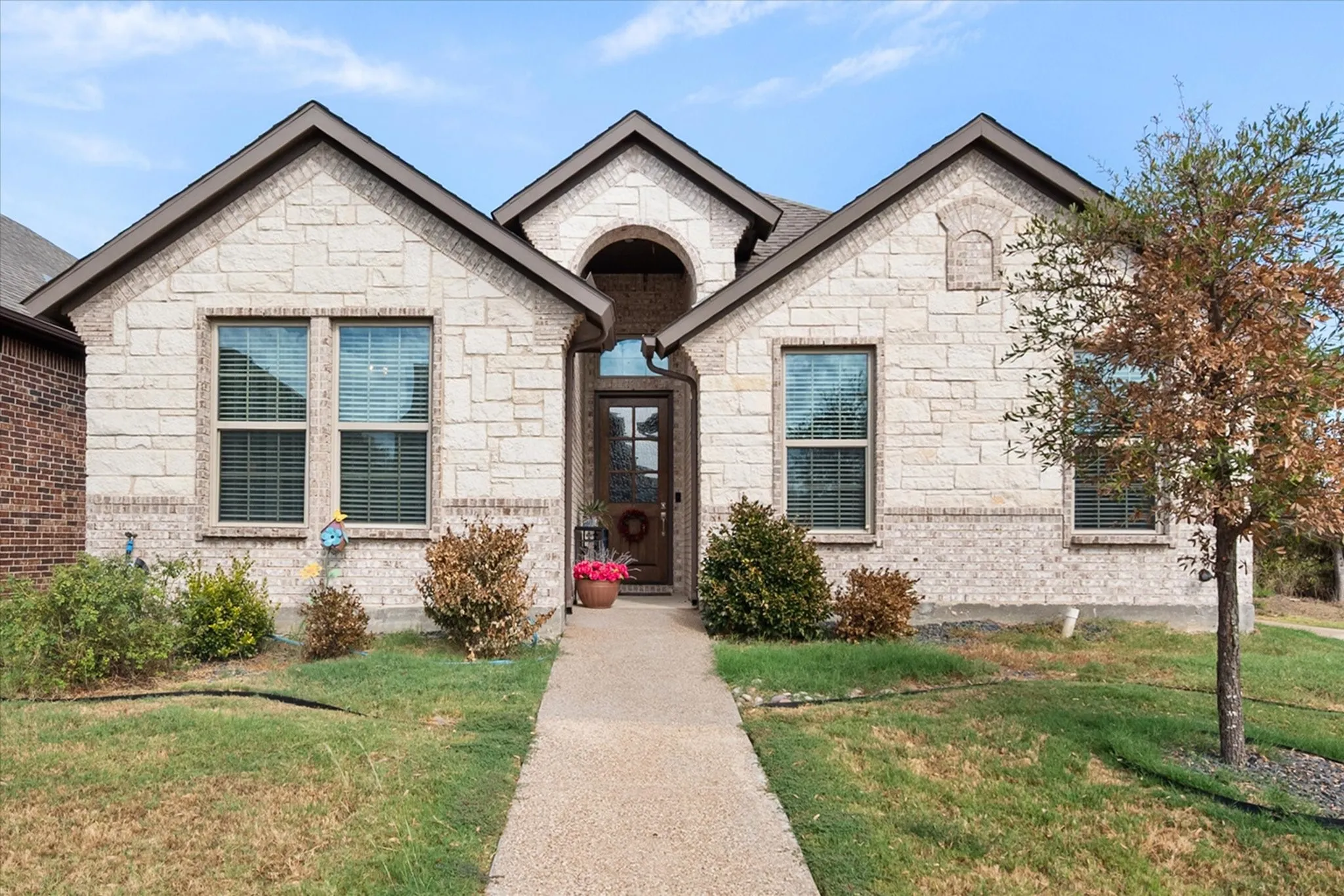 Single Family Residence For Sale in Ellis County , 1700 Prestwick Lane, Ennis, Texas 75119, 3 Bedroom, 2 Bathroom, 2 Garage spaces, 1,723 Sqft, built in 2022, mls#21391571, Real Estate Agent in Ennis, Homes For Sale in Ellis county, Homes For Sale in Ennis, Realtor in Ennis Texas, Real Estate Brokerage Independent Realty Texas, Luminita Cordes Realtor