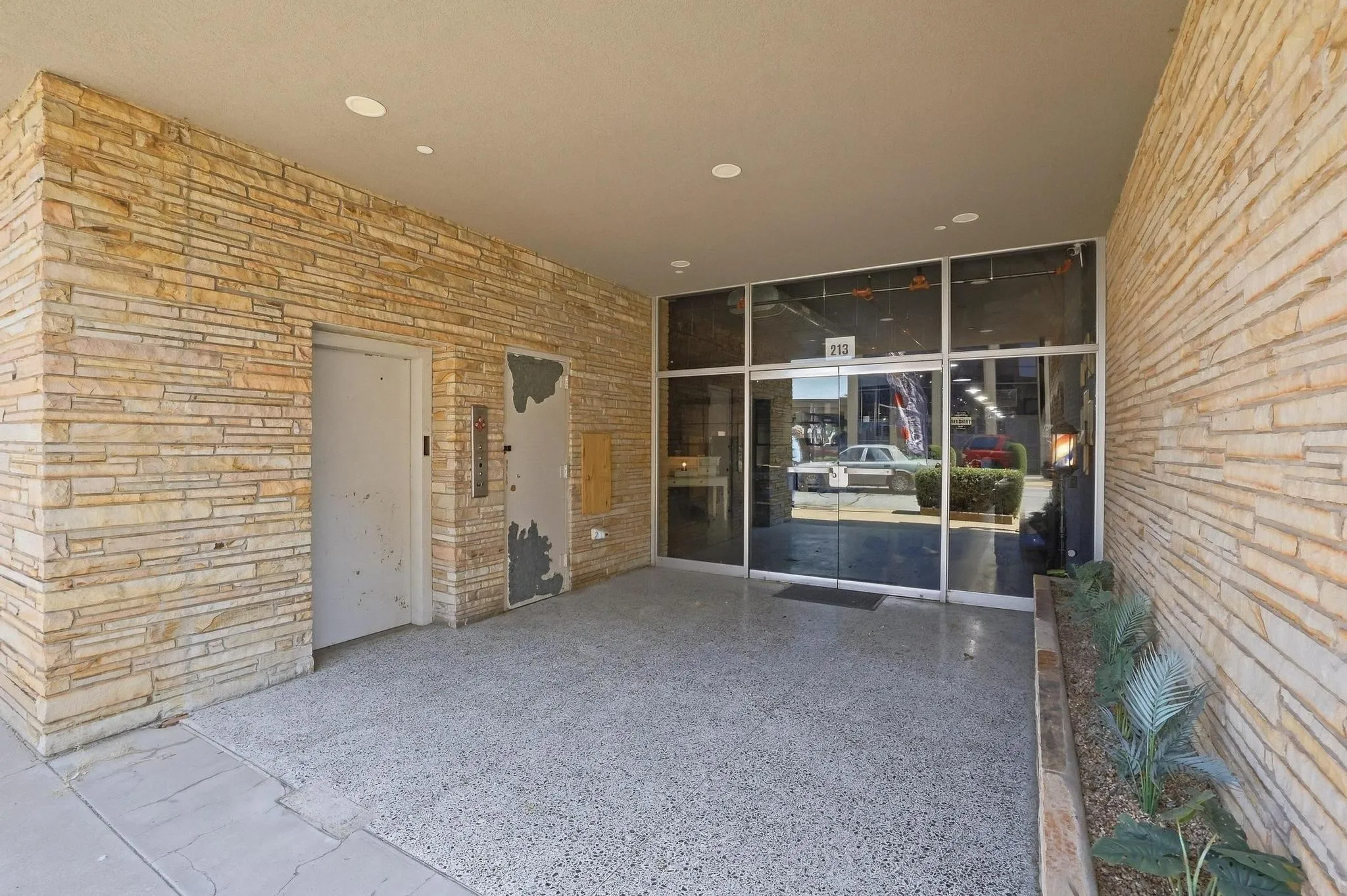 Retail For Sale in Grayson County , 213 N Travis Street, Sherman, Texas 75090, 0, 0, Garage spaces, 0 Sqft, built in 1953, mls#21391573, Real Estate Agent in Sherman, Homes For Sale in Grayson county, Homes For Sale in Sherman, Realtor in Sherman Texas, Real Estate Brokerage Independent Realty Texas, Luminita Cordes Realtor