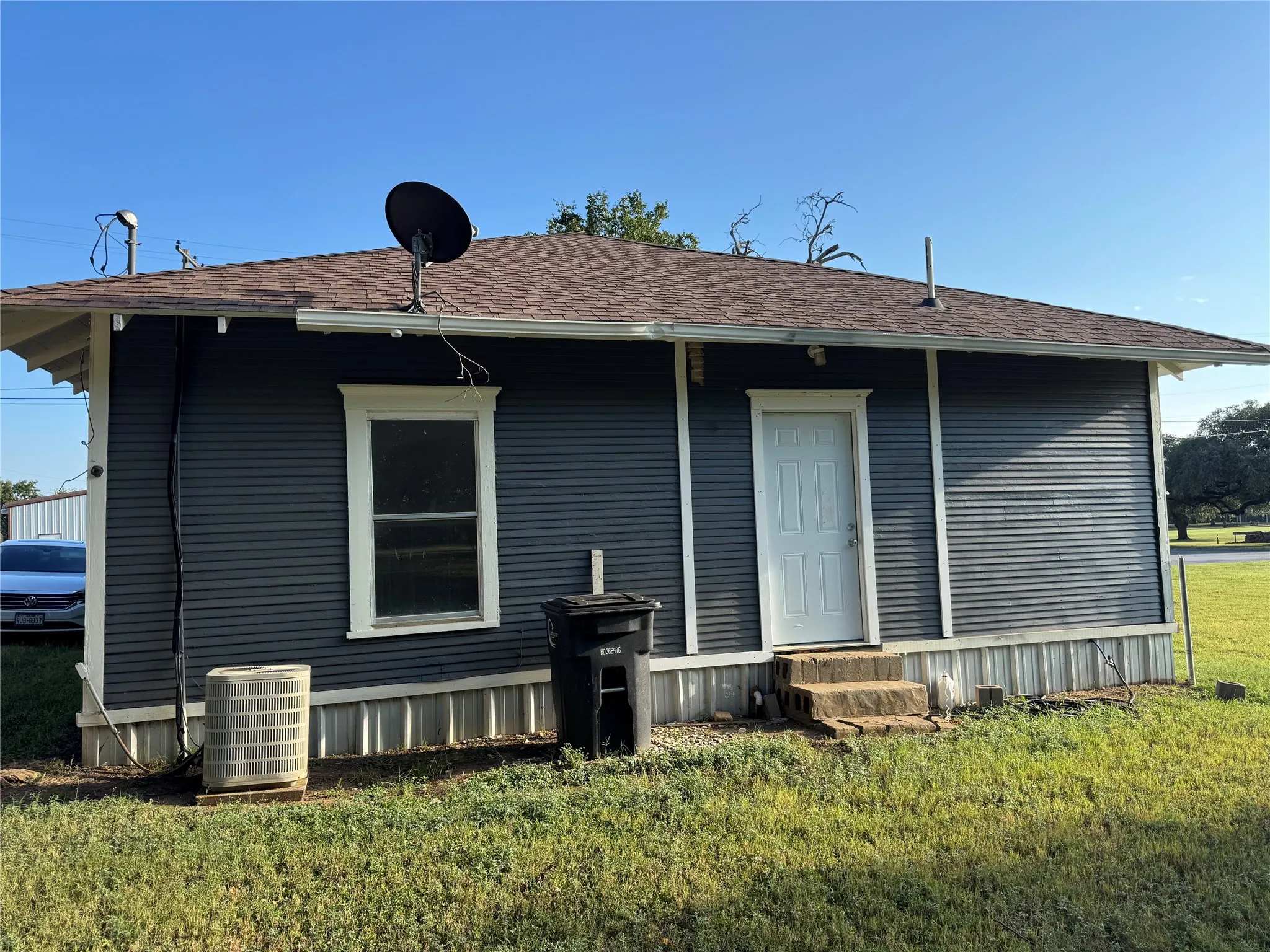 Single Family Residence For Rent in Johnson County , 204 W Westhill Drive, Cleburne, Texas 76033, 3 Bedroom, 2 Bathroom, Garage spaces, 1,040 Sqft, built in 1950, mls#21391576, Real Estate Agent in Cleburne, Homes For Rent in Johnson county, Homes For Rent in Cleburne, Realtor in Cleburne Texas, Real Estate Brokerage Independent Realty Texas, Luminita Cordes Realtor