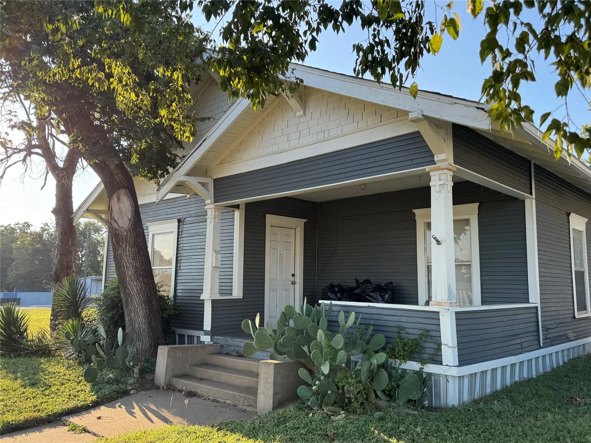 Single Family Residence For Rent in Johnson County , 204 W Westhill Drive, Cleburne, Texas 76033, 3 Bedroom, 2 Bathroom, Garage spaces, 1,040 Sqft, built in 1950, mls#21391576, Real Estate Agent in Cleburne, Homes For Rent in Johnson county, Homes For Rent in Cleburne, Realtor in Cleburne Texas, Real Estate Brokerage Independent Realty Texas, Luminita Cordes Realtor