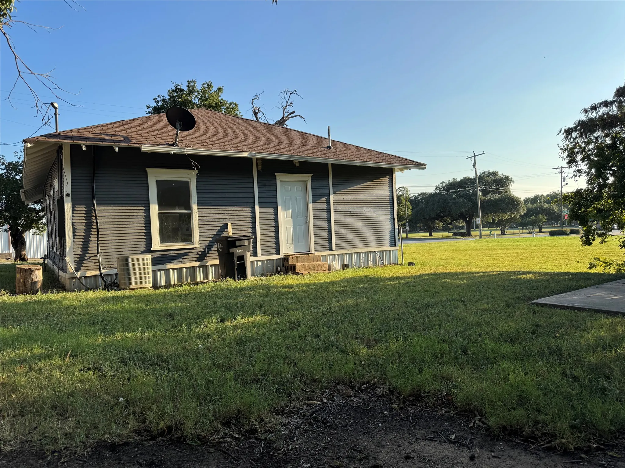 Single Family Residence For Rent in Johnson County , 204 W Westhill Drive, Cleburne, Texas 76033, 3 Bedroom, 2 Bathroom, Garage spaces, 1,040 Sqft, built in 1950, mls#21391576, Real Estate Agent in Cleburne, Homes For Rent in Johnson county, Homes For Rent in Cleburne, Realtor in Cleburne Texas, Real Estate Brokerage Independent Realty Texas, Luminita Cordes Realtor