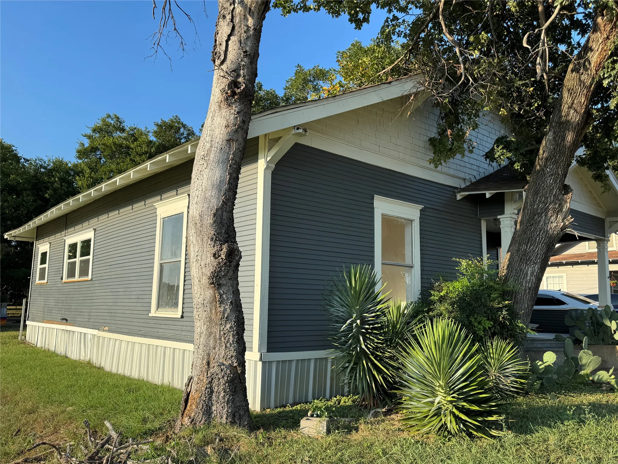 Single Family Residence For Rent in Johnson County , 204 W Westhill Drive, Cleburne, Texas 76033, 3 Bedroom, 2 Bathroom, Garage spaces, 1,040 Sqft, built in 1950, mls#21391576, Real Estate Agent in Cleburne, Homes For Rent in Johnson county, Homes For Rent in Cleburne, Realtor in Cleburne Texas, Real Estate Brokerage Independent Realty Texas, Luminita Cordes Realtor