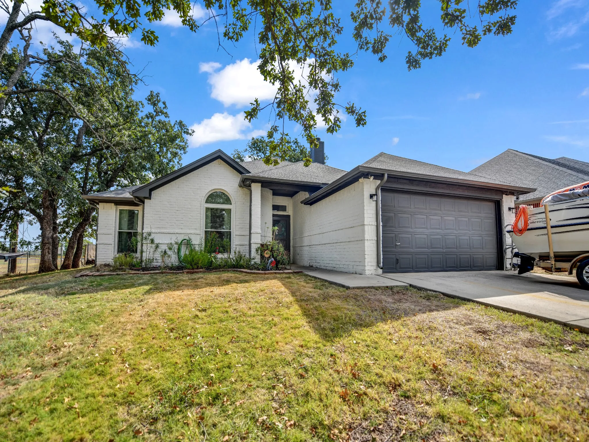 Single Family Residence For Sale in Tarrant County , 780 Stribling Circle, Azle, Texas 76020, 3 Bedroom, 2 Bathroom, 2 Garage spaces, 1,634 Sqft, built in 2003, mls#21391582, Real Estate Agent in Azle, Homes For Sale in Tarrant county, Homes For Sale in Azle, Realtor in Azle Texas, Real Estate Brokerage Independent Realty Texas, Luminita Cordes Realtor