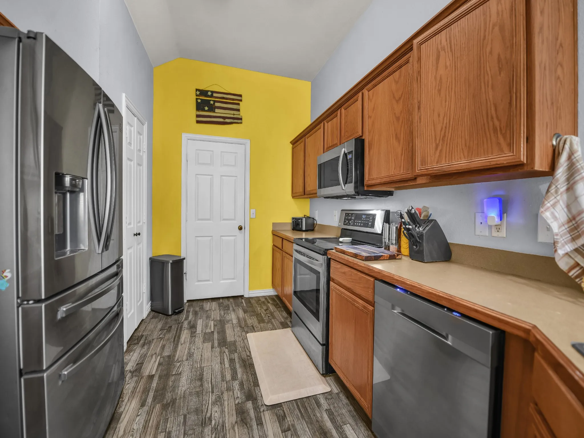 Single Family Residence For Sale in Tarrant County , 780 Stribling Circle, Azle, Texas 76020, 3 Bedroom, 2 Bathroom, 2 Garage spaces, 1,634 Sqft, built in 2003, mls#21391582, Real Estate Agent in Azle, Homes For Sale in Tarrant county, Homes For Sale in Azle, Realtor in Azle Texas, Real Estate Brokerage Independent Realty Texas, Luminita Cordes Realtor