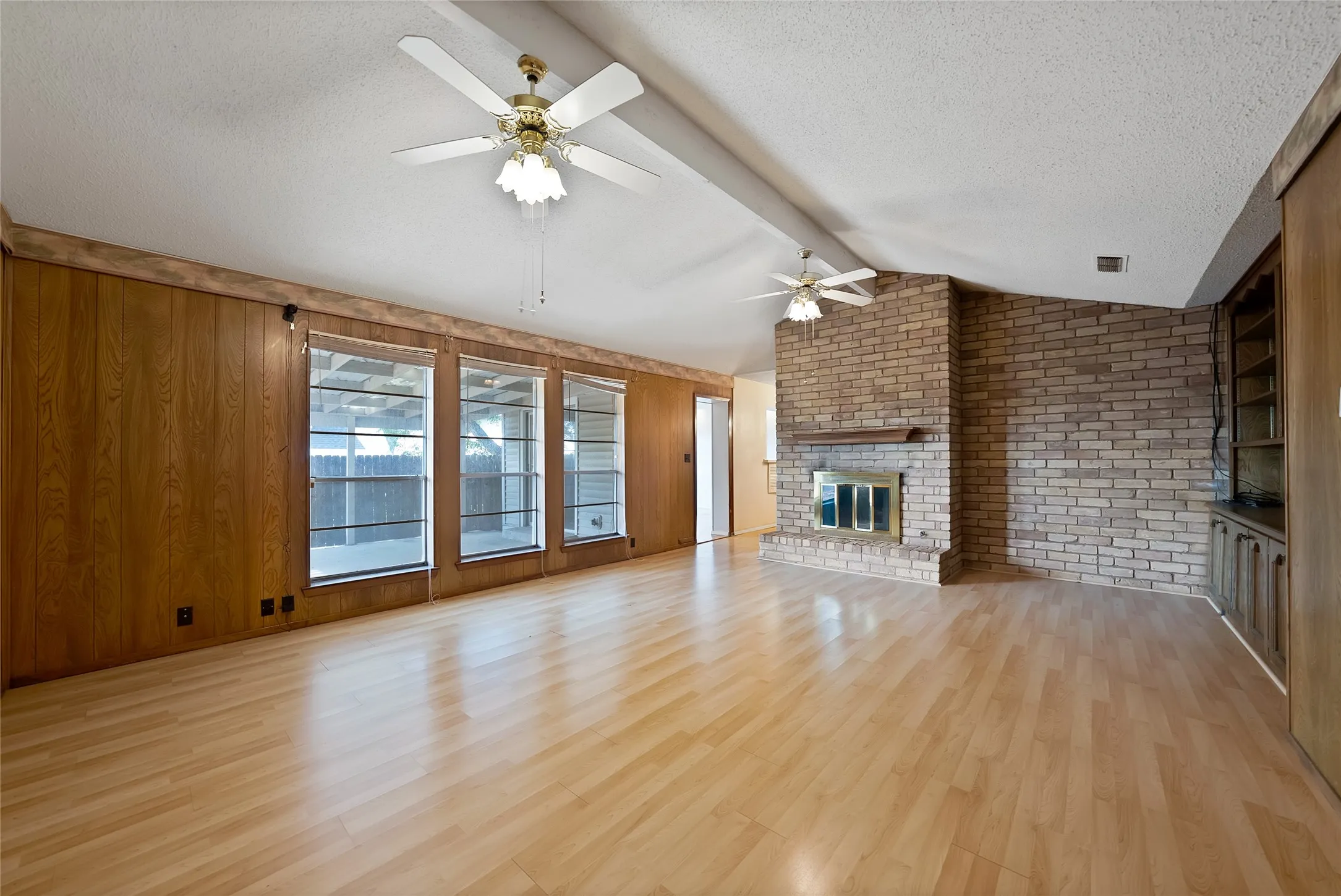 Single Family Residence For Sale in Tarrant County , 2004 Stefani Court, Arlington, Texas 76013, 3 Bedroom, 2 Bathroom, 2 Garage spaces, 1,785 Sqft, built in 1973, mls#21391501, Real Estate Agent in Arlington, Homes For Sale in Tarrant county, Homes For Sale in Arlington, Realtor in Arlington Texas, Real Estate Brokerage Independent Realty Texas, Luminita Cordes Realtor