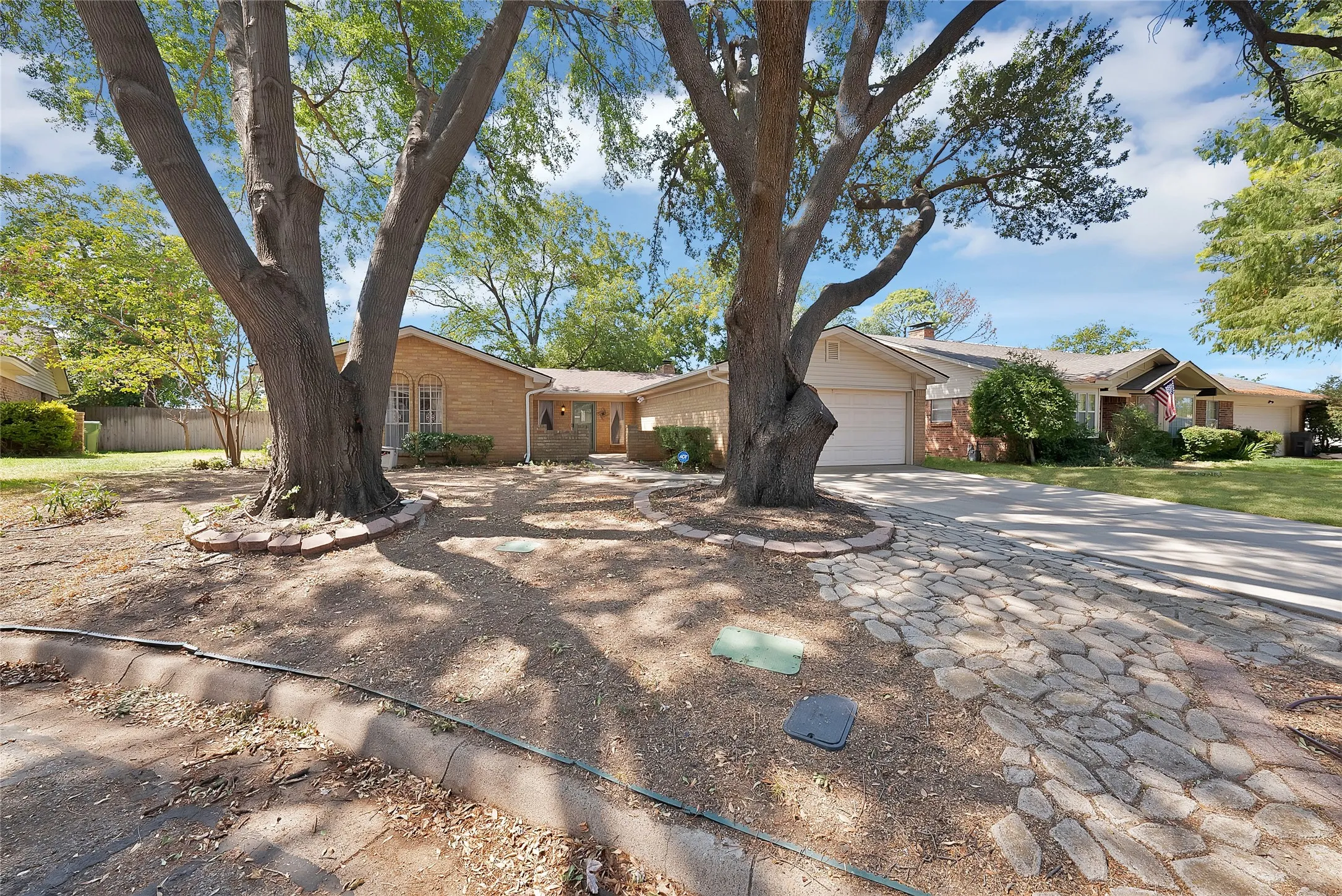 Single Family Residence For Sale in Tarrant County , 2004 Stefani Court, Arlington, Texas 76013, 3 Bedroom, 2 Bathroom, 2 Garage spaces, 1,785 Sqft, built in 1973, mls#21391501, Real Estate Agent in Arlington, Homes For Sale in Tarrant county, Homes For Sale in Arlington, Realtor in Arlington Texas, Real Estate Brokerage Independent Realty Texas, Luminita Cordes Realtor