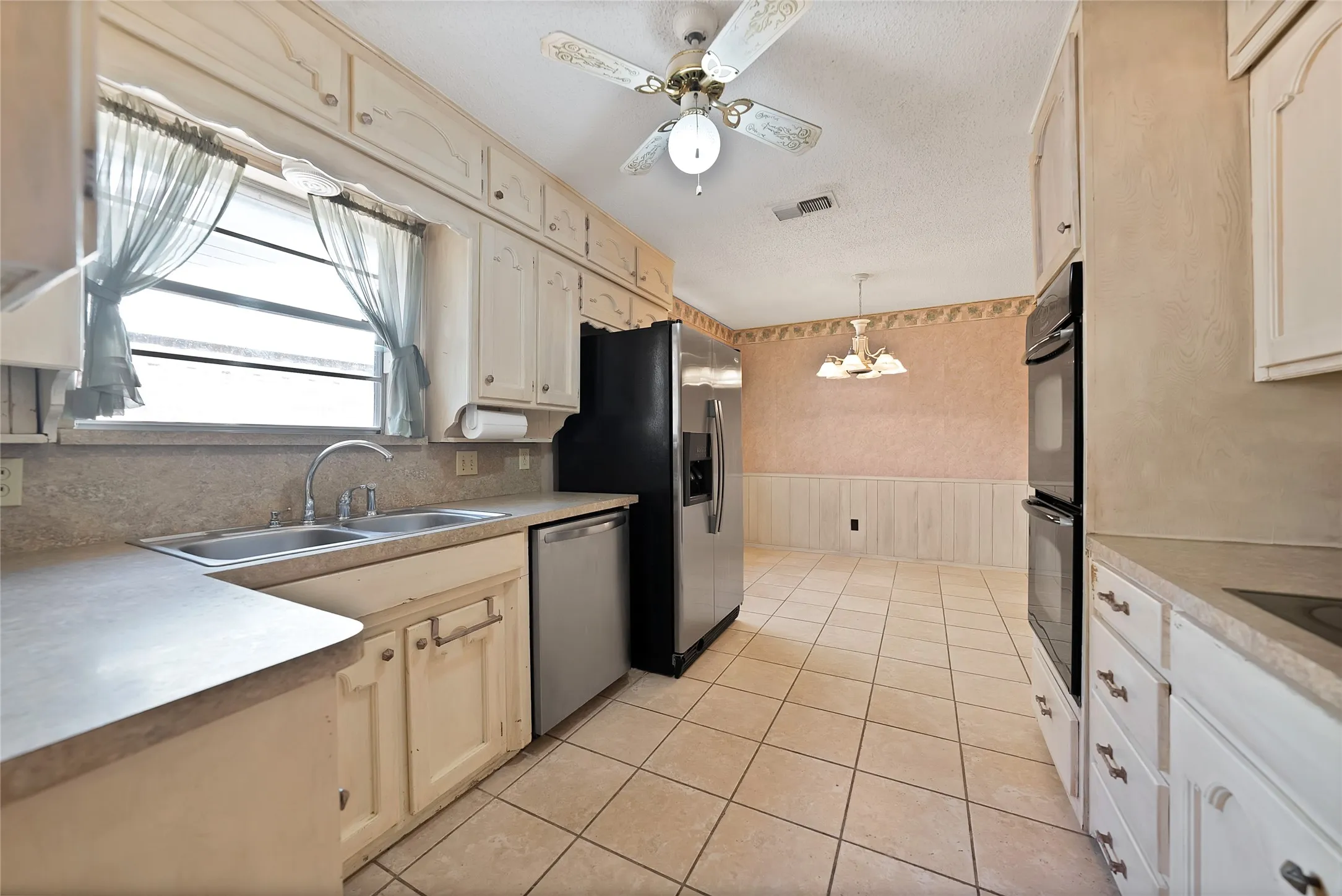 Single Family Residence For Sale in Tarrant County , 2004 Stefani Court, Arlington, Texas 76013, 3 Bedroom, 2 Bathroom, 2 Garage spaces, 1,785 Sqft, built in 1973, mls#21391501, Real Estate Agent in Arlington, Homes For Sale in Tarrant county, Homes For Sale in Arlington, Realtor in Arlington Texas, Real Estate Brokerage Independent Realty Texas, Luminita Cordes Realtor