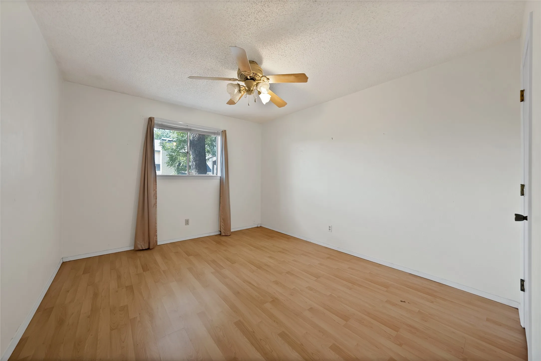 Single Family Residence For Sale in Tarrant County , 2004 Stefani Court, Arlington, Texas 76013, 3 Bedroom, 2 Bathroom, 2 Garage spaces, 1,785 Sqft, built in 1973, mls#21391501, Real Estate Agent in Arlington, Homes For Sale in Tarrant county, Homes For Sale in Arlington, Realtor in Arlington Texas, Real Estate Brokerage Independent Realty Texas, Luminita Cordes Realtor