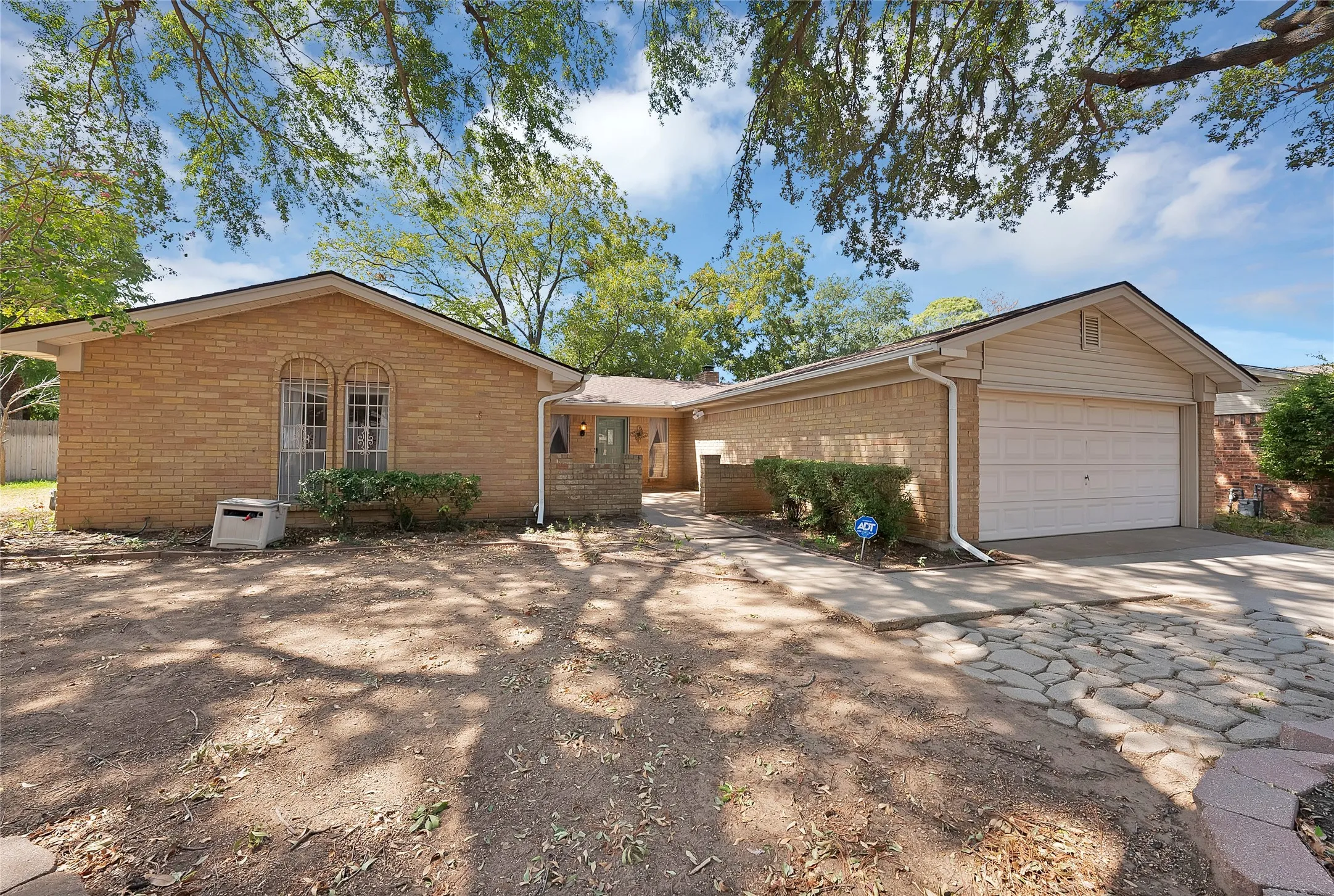 Single Family Residence For Sale in Tarrant County , 2004 Stefani Court, Arlington, Texas 76013, 3 Bedroom, 2 Bathroom, 2 Garage spaces, 1,785 Sqft, built in 1973, mls#21391501, Real Estate Agent in Arlington, Homes For Sale in Tarrant county, Homes For Sale in Arlington, Realtor in Arlington Texas, Real Estate Brokerage Independent Realty Texas, Luminita Cordes Realtor