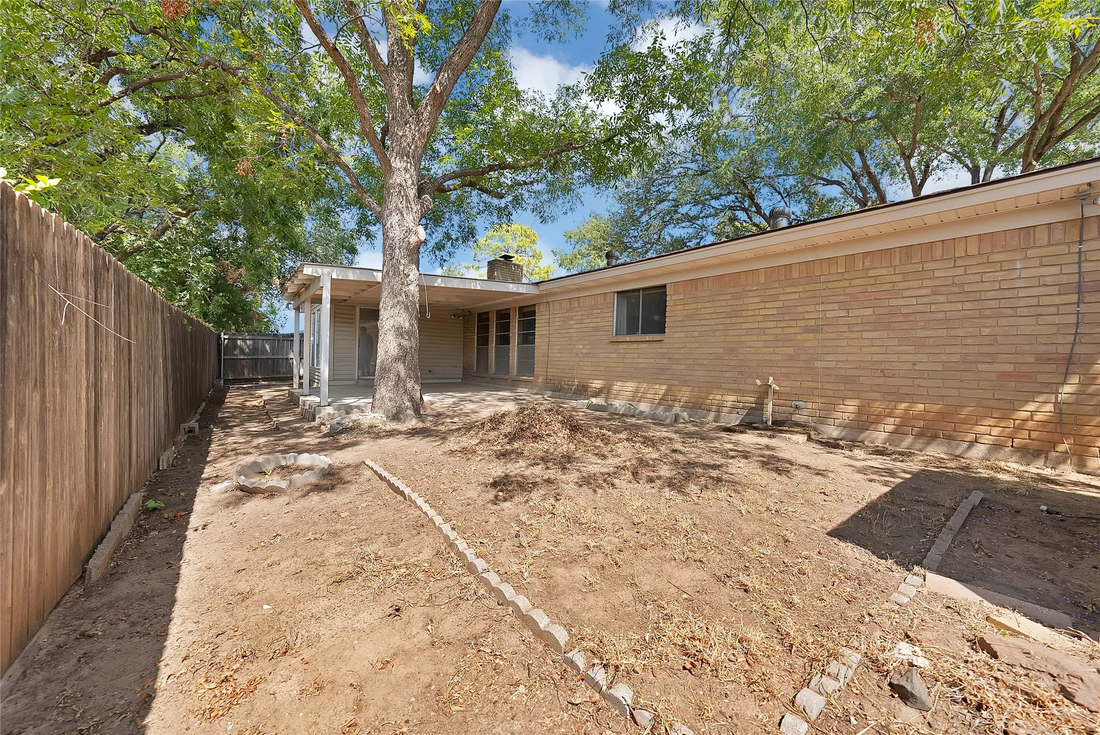 Single Family Residence For Sale in Tarrant County , 2004 Stefani Court, Arlington, Texas 76013, 3 Bedroom, 2 Bathroom, 2 Garage spaces, 1,785 Sqft, built in 1973, mls#21391501, Real Estate Agent in Arlington, Homes For Sale in Tarrant county, Homes For Sale in Arlington, Realtor in Arlington Texas, Real Estate Brokerage Independent Realty Texas, Luminita Cordes Realtor