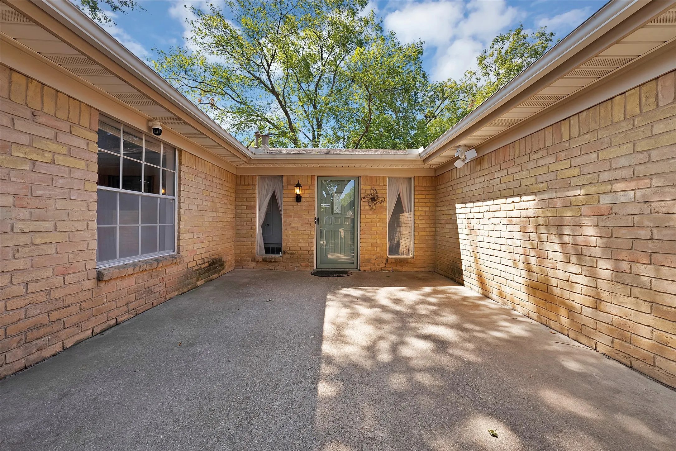 Single Family Residence For Sale in Tarrant County , 2004 Stefani Court, Arlington, Texas 76013, 3 Bedroom, 2 Bathroom, 2 Garage spaces, 1,785 Sqft, built in 1973, mls#21391501, Real Estate Agent in Arlington, Homes For Sale in Tarrant county, Homes For Sale in Arlington, Realtor in Arlington Texas, Real Estate Brokerage Independent Realty Texas, Luminita Cordes Realtor