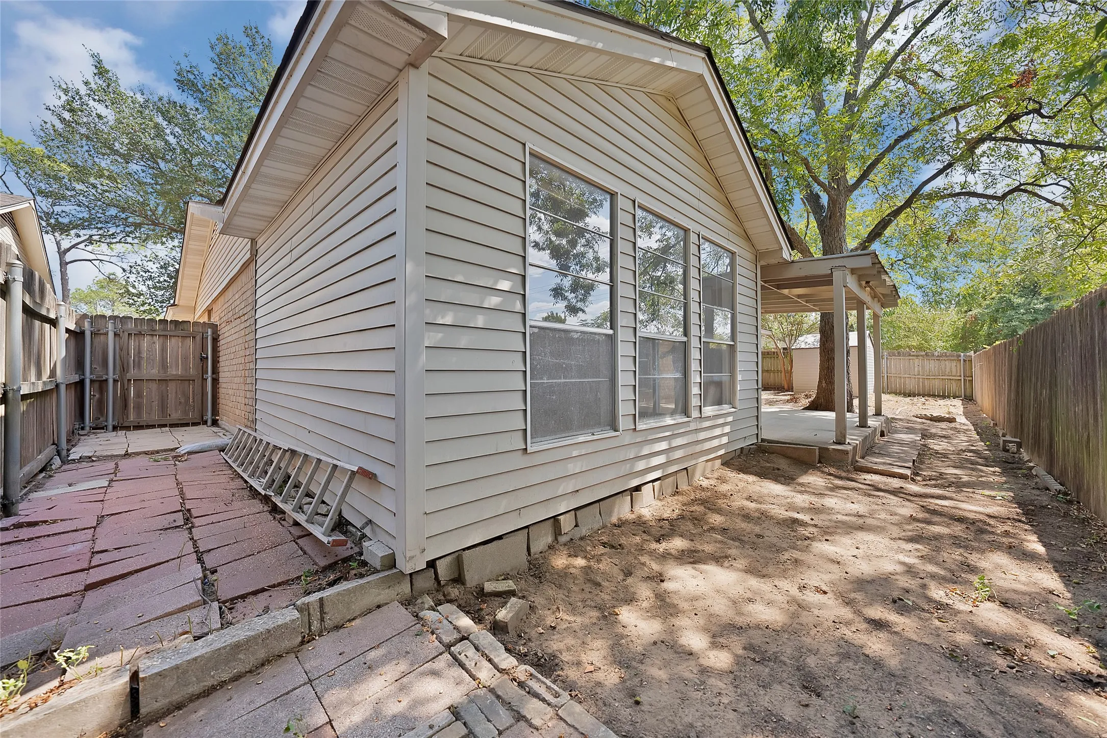 Single Family Residence For Sale in Tarrant County , 2004 Stefani Court, Arlington, Texas 76013, 3 Bedroom, 2 Bathroom, 2 Garage spaces, 1,785 Sqft, built in 1973, mls#21391501, Real Estate Agent in Arlington, Homes For Sale in Tarrant county, Homes For Sale in Arlington, Realtor in Arlington Texas, Real Estate Brokerage Independent Realty Texas, Luminita Cordes Realtor