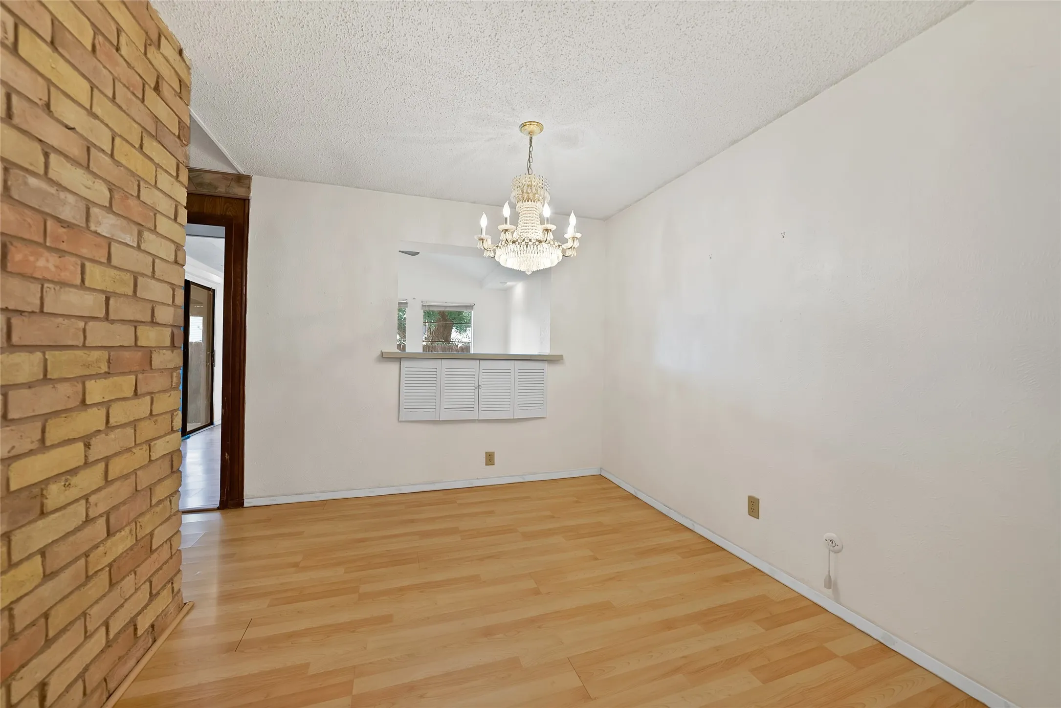 Single Family Residence For Sale in Tarrant County , 2004 Stefani Court, Arlington, Texas 76013, 3 Bedroom, 2 Bathroom, 2 Garage spaces, 1,785 Sqft, built in 1973, mls#21391501, Real Estate Agent in Arlington, Homes For Sale in Tarrant county, Homes For Sale in Arlington, Realtor in Arlington Texas, Real Estate Brokerage Independent Realty Texas, Luminita Cordes Realtor