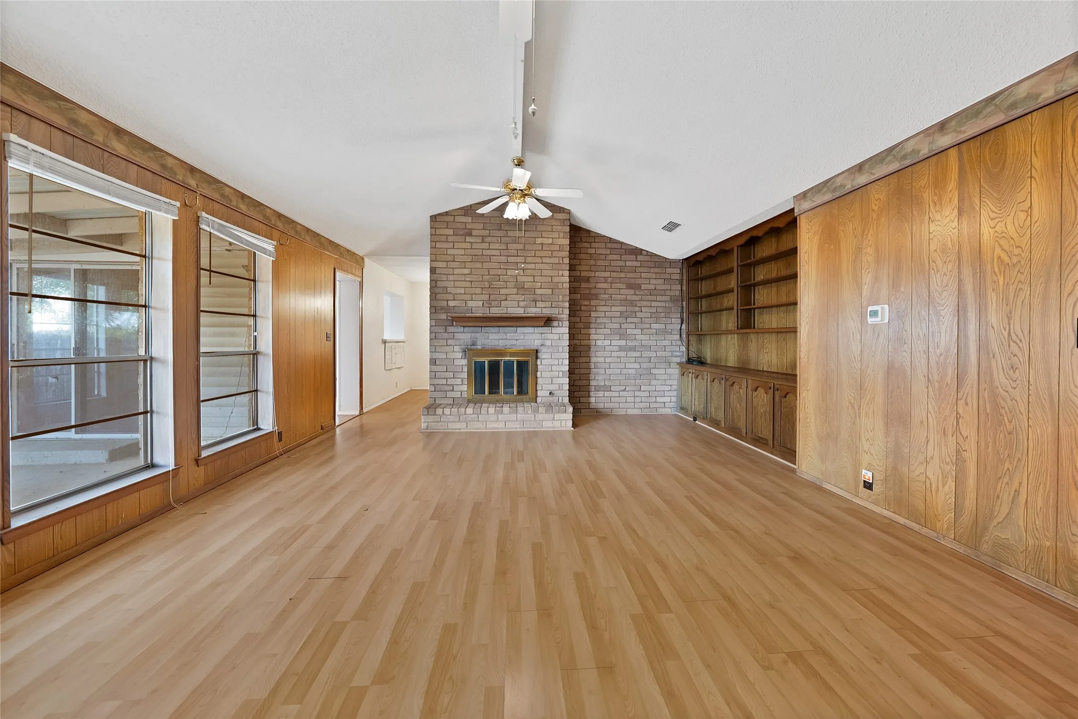 Single Family Residence For Sale in Tarrant County , 2004 Stefani Court, Arlington, Texas 76013, 3 Bedroom, 2 Bathroom, 2 Garage spaces, 1,785 Sqft, built in 1973, mls#21391501, Real Estate Agent in Arlington, Homes For Sale in Tarrant county, Homes For Sale in Arlington, Realtor in Arlington Texas, Real Estate Brokerage Independent Realty Texas, Luminita Cordes Realtor