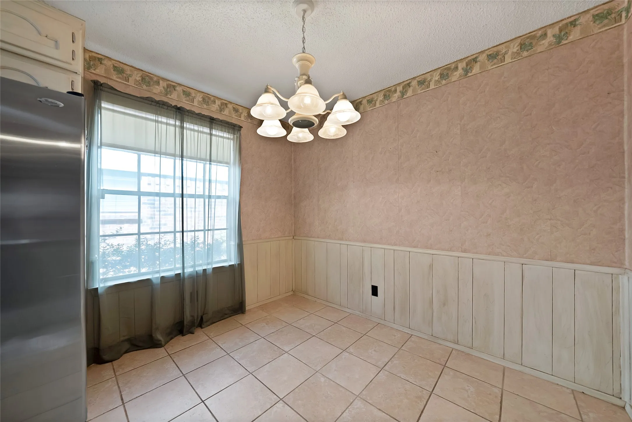 Single Family Residence For Sale in Tarrant County , 2004 Stefani Court, Arlington, Texas 76013, 3 Bedroom, 2 Bathroom, 2 Garage spaces, 1,785 Sqft, built in 1973, mls#21391501, Real Estate Agent in Arlington, Homes For Sale in Tarrant county, Homes For Sale in Arlington, Realtor in Arlington Texas, Real Estate Brokerage Independent Realty Texas, Luminita Cordes Realtor