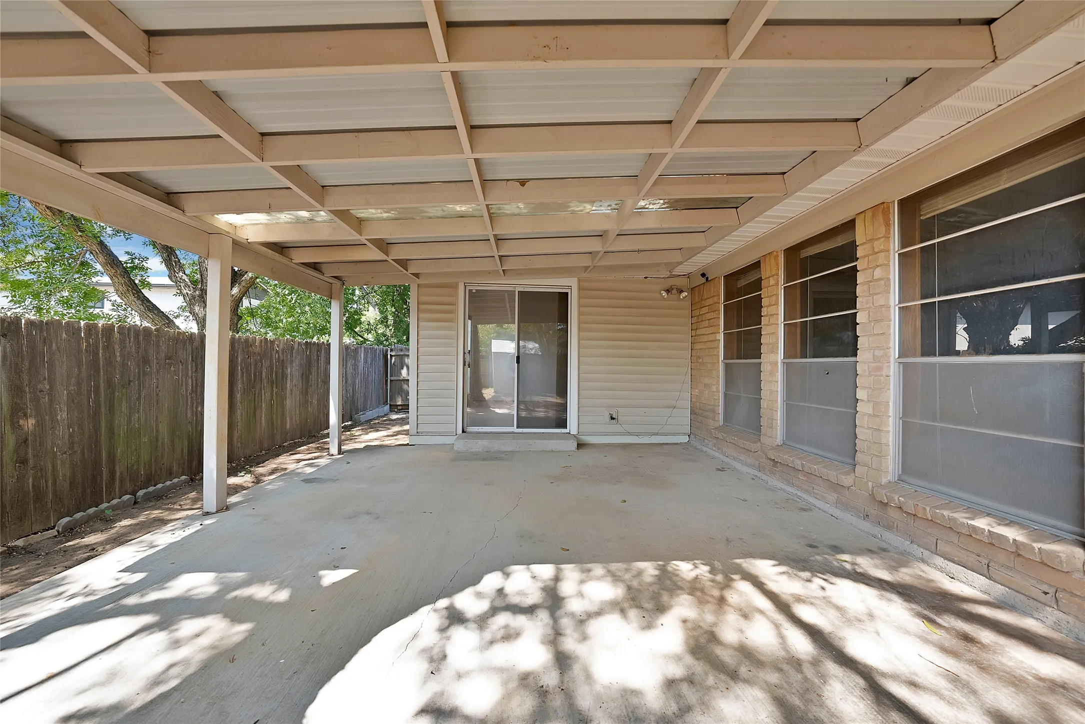 Single Family Residence For Sale in Tarrant County , 2004 Stefani Court, Arlington, Texas 76013, 3 Bedroom, 2 Bathroom, 2 Garage spaces, 1,785 Sqft, built in 1973, mls#21391501, Real Estate Agent in Arlington, Homes For Sale in Tarrant county, Homes For Sale in Arlington, Realtor in Arlington Texas, Real Estate Brokerage Independent Realty Texas, Luminita Cordes Realtor