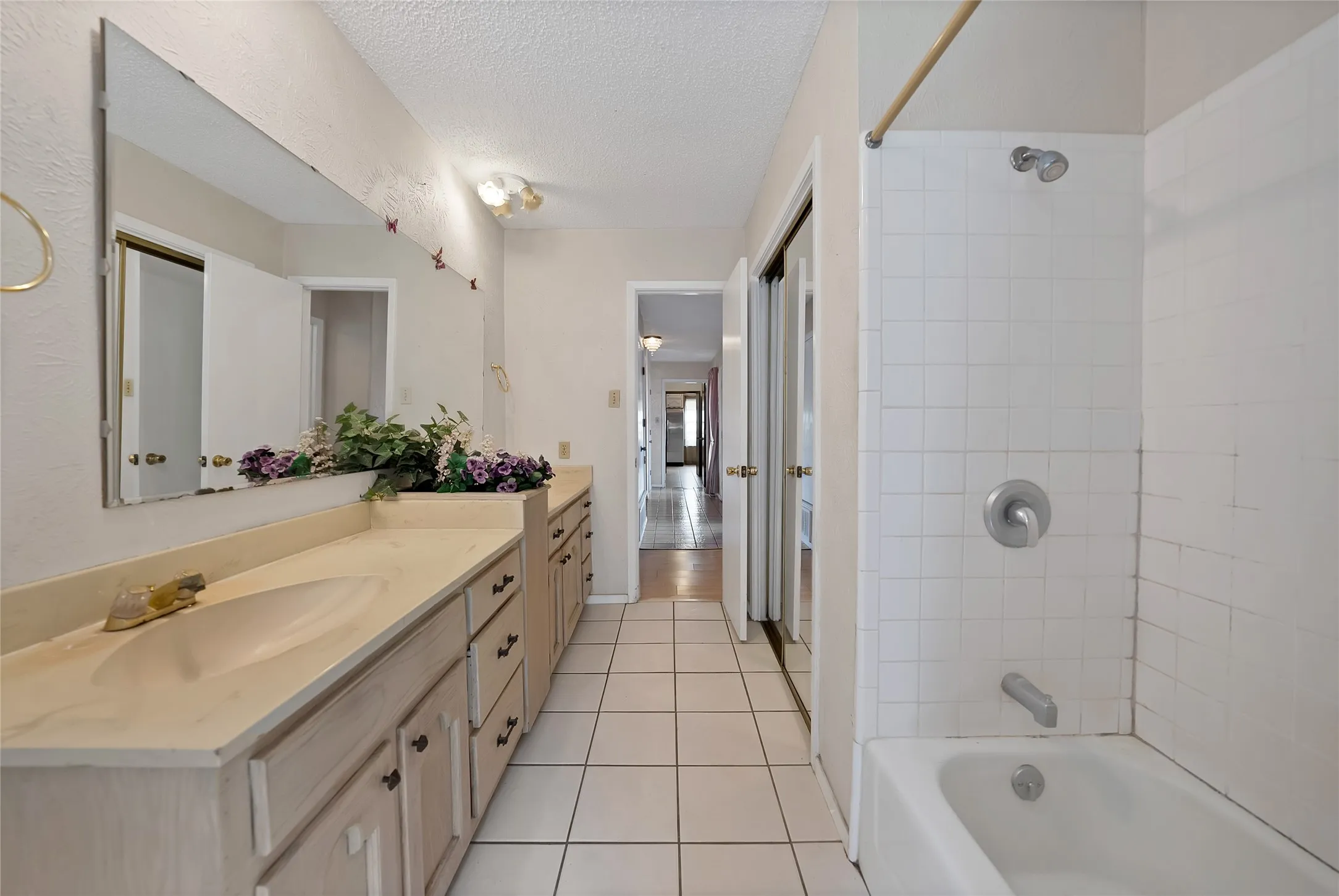 Single Family Residence For Sale in Tarrant County , 2004 Stefani Court, Arlington, Texas 76013, 3 Bedroom, 2 Bathroom, 2 Garage spaces, 1,785 Sqft, built in 1973, mls#21391501, Real Estate Agent in Arlington, Homes For Sale in Tarrant county, Homes For Sale in Arlington, Realtor in Arlington Texas, Real Estate Brokerage Independent Realty Texas, Luminita Cordes Realtor