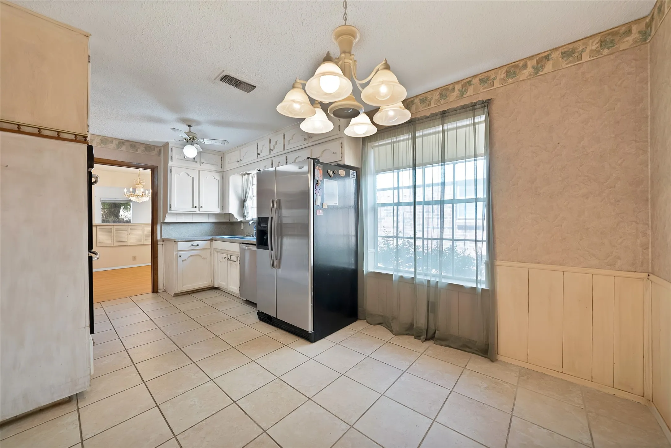 Single Family Residence For Sale in Tarrant County , 2004 Stefani Court, Arlington, Texas 76013, 3 Bedroom, 2 Bathroom, 2 Garage spaces, 1,785 Sqft, built in 1973, mls#21391501, Real Estate Agent in Arlington, Homes For Sale in Tarrant county, Homes For Sale in Arlington, Realtor in Arlington Texas, Real Estate Brokerage Independent Realty Texas, Luminita Cordes Realtor