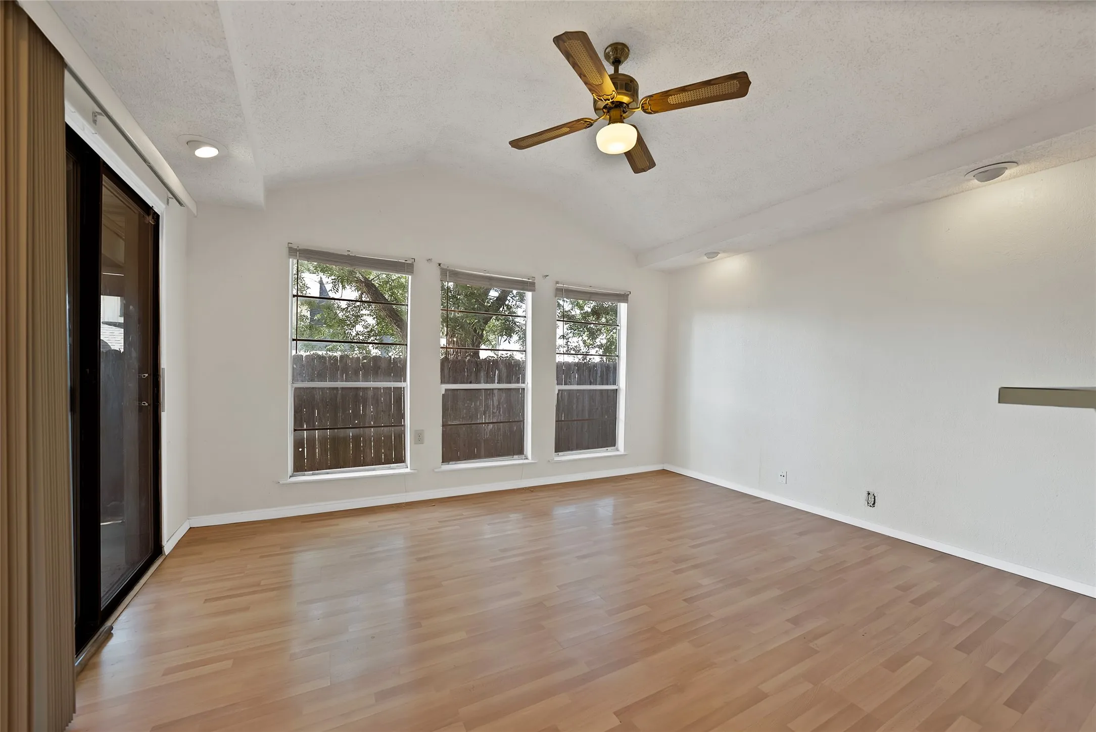 Single Family Residence For Sale in Tarrant County , 2004 Stefani Court, Arlington, Texas 76013, 3 Bedroom, 2 Bathroom, 2 Garage spaces, 1,785 Sqft, built in 1973, mls#21391501, Real Estate Agent in Arlington, Homes For Sale in Tarrant county, Homes For Sale in Arlington, Realtor in Arlington Texas, Real Estate Brokerage Independent Realty Texas, Luminita Cordes Realtor