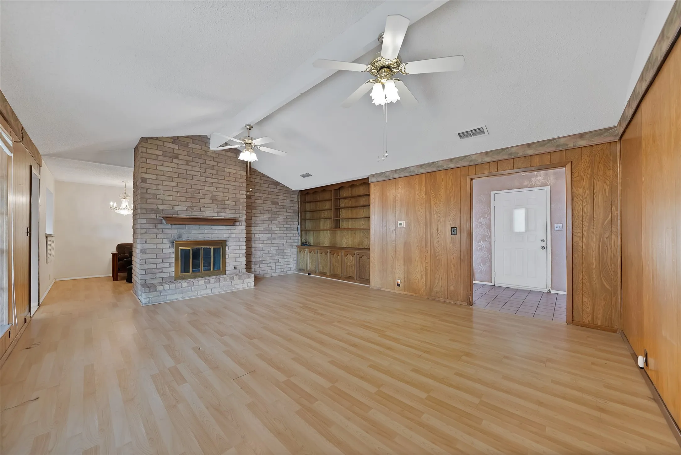 Single Family Residence For Sale in Tarrant County , 2004 Stefani Court, Arlington, Texas 76013, 3 Bedroom, 2 Bathroom, 2 Garage spaces, 1,785 Sqft, built in 1973, mls#21391501, Real Estate Agent in Arlington, Homes For Sale in Tarrant county, Homes For Sale in Arlington, Realtor in Arlington Texas, Real Estate Brokerage Independent Realty Texas, Luminita Cordes Realtor