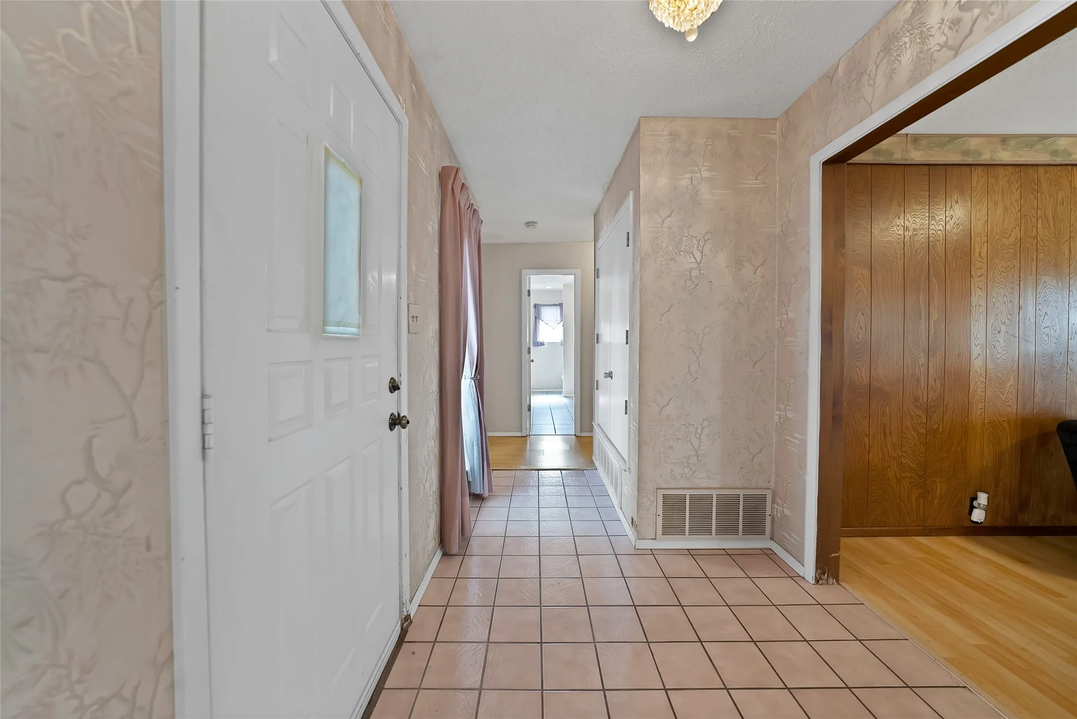 Single Family Residence For Sale in Tarrant County , 2004 Stefani Court, Arlington, Texas 76013, 3 Bedroom, 2 Bathroom, 2 Garage spaces, 1,785 Sqft, built in 1973, mls#21391501, Real Estate Agent in Arlington, Homes For Sale in Tarrant county, Homes For Sale in Arlington, Realtor in Arlington Texas, Real Estate Brokerage Independent Realty Texas, Luminita Cordes Realtor